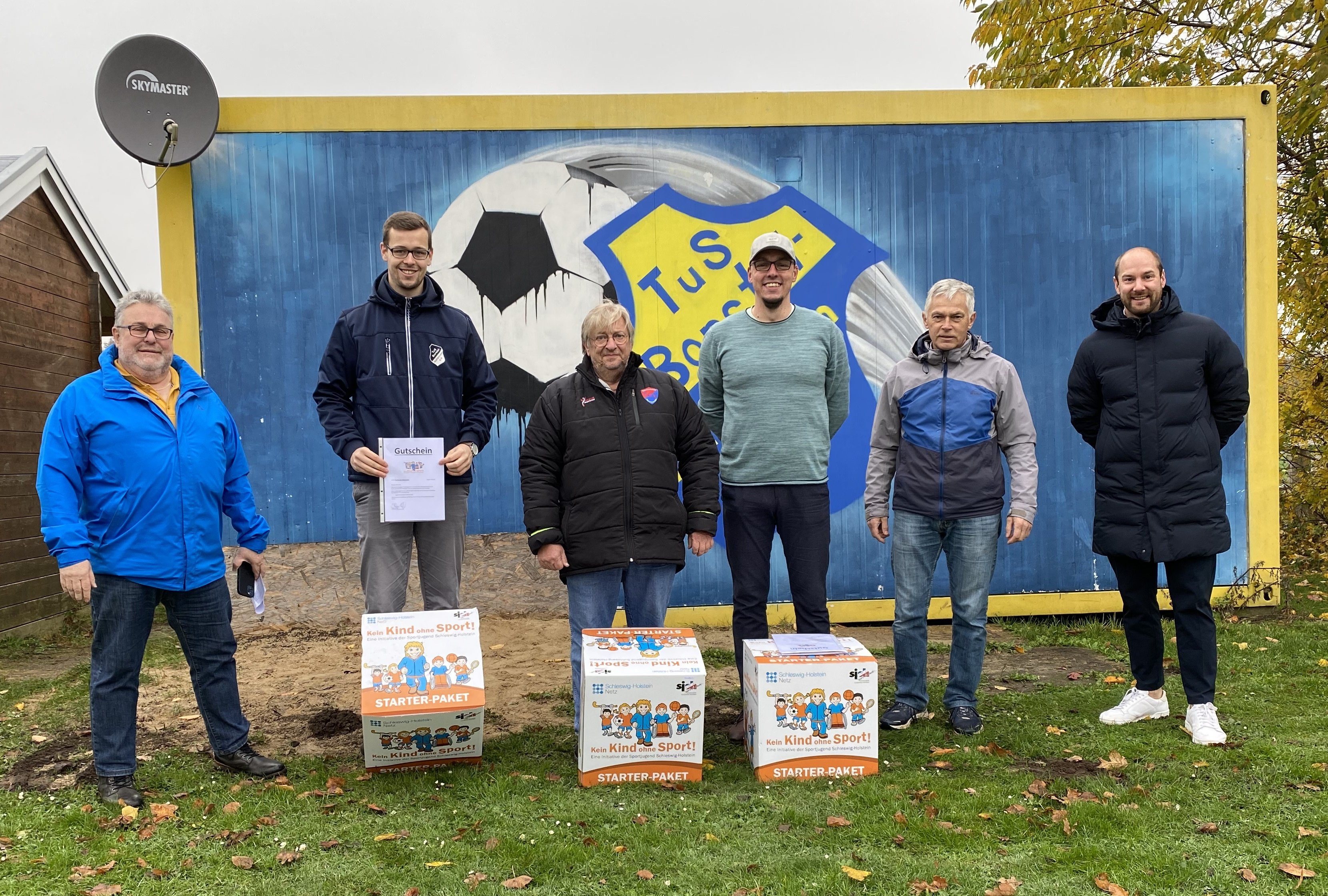 Stefan König (Vorsitzender der Sportjugend im KSV Pinneberg, Person links) und Christoph Menge (stellvertretender Vorsitzender der Sportjugend Schleswig-Holstein, Person rechts) überreichten die drei Starter-Pakete der Initiative „Kein Kind ohne Sport!“ an (mittig v.l.n.r.) Hendrik Gelien (Fußball-Jugendobmann des TuS Borstel-Hohenraden), Wolfgang Ständer (1. Vorsitzender des Kummerfelder SV), Milan Theuerkorn (1. Vorsitzender des TSV Prisdorf) und Rüdiger Wüpper (1. Vorsitzender des TuS Borstel-Hohenraden)