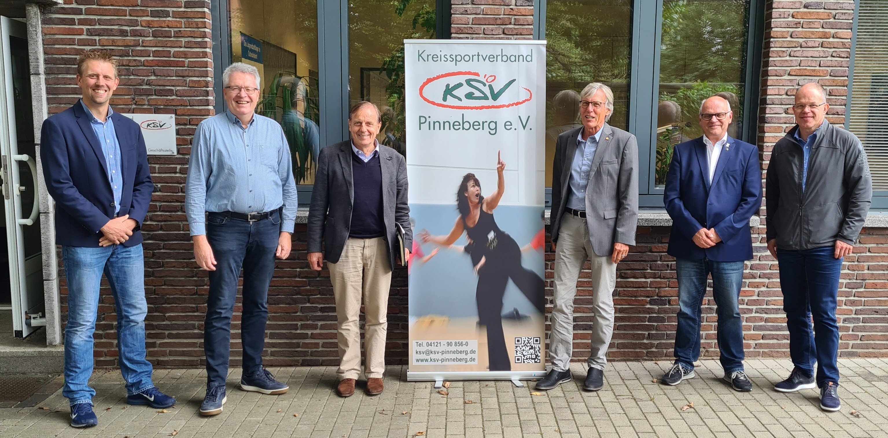 Dr. Abercron zu Gast beim KSV am 13.09.2021, v.l.n.r.: Mark Müller, Karsten Tiedemann, Dr. Michael von Abercron, Sönke-P. Hansen, Uwe Altemeier, Olaf Seiler - Foto: Carl-Eric Pudor Dr. Abercron zu Gast beim KSV am 13.09.2021, v.l.n.r.: Mark Müller, Karsten Tiedemann, Dr. Michael von Abercron, Sönke-P. Hansen, Uwe Altemeier, Olaf Seiler - Foto: Carl-Eric Pudor