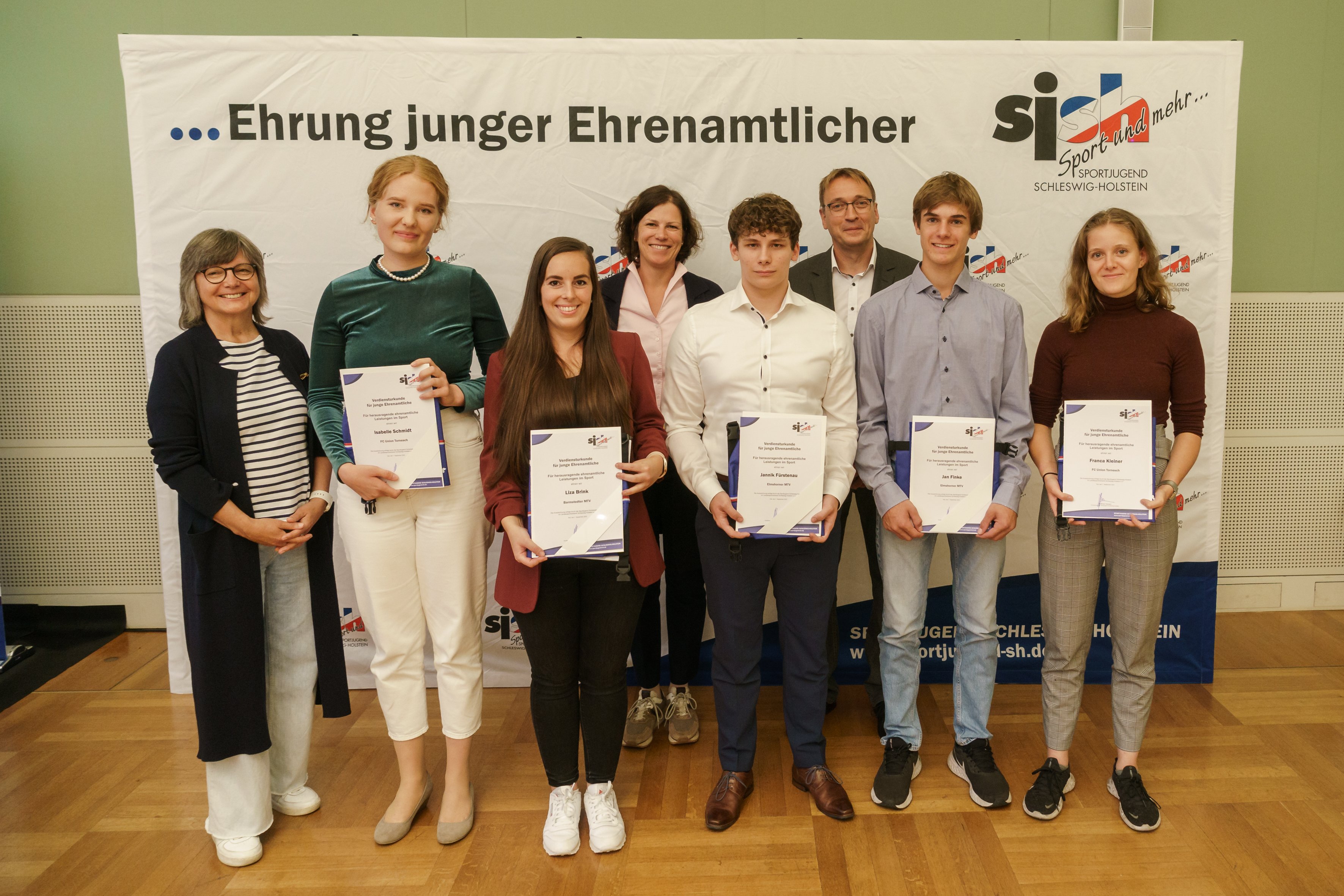 (vlnr): Doris Birkenbach (LSV-Vizepräsidentin), Isabelle Schmidt, Liza Brink, Kristina Herbst (Landtagspräsidentin), Jannik Fürstenau, Matthias Hansen (Vorsitzender der sjsh), Jan Finke und Franca Kleiner. - Foto: Frank Peter