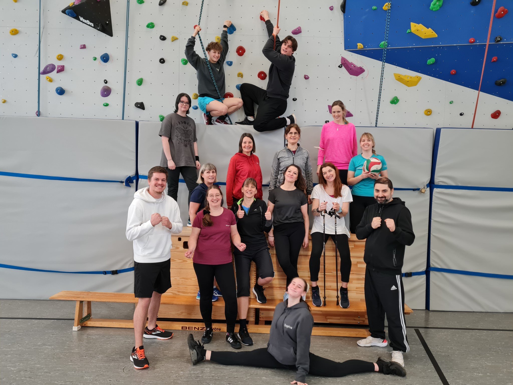 Bestanden! Alle Anspannungen fielen nach der Prüfung in der Elmshorner Bismarckschulhalle ab. - Foto: Raimund Kasten Bestanden! Alle Anspannungen fielen nach der Prüfung in der Elmshorner Bismarckschulhalle ab. - Foto: Raimund Kasten