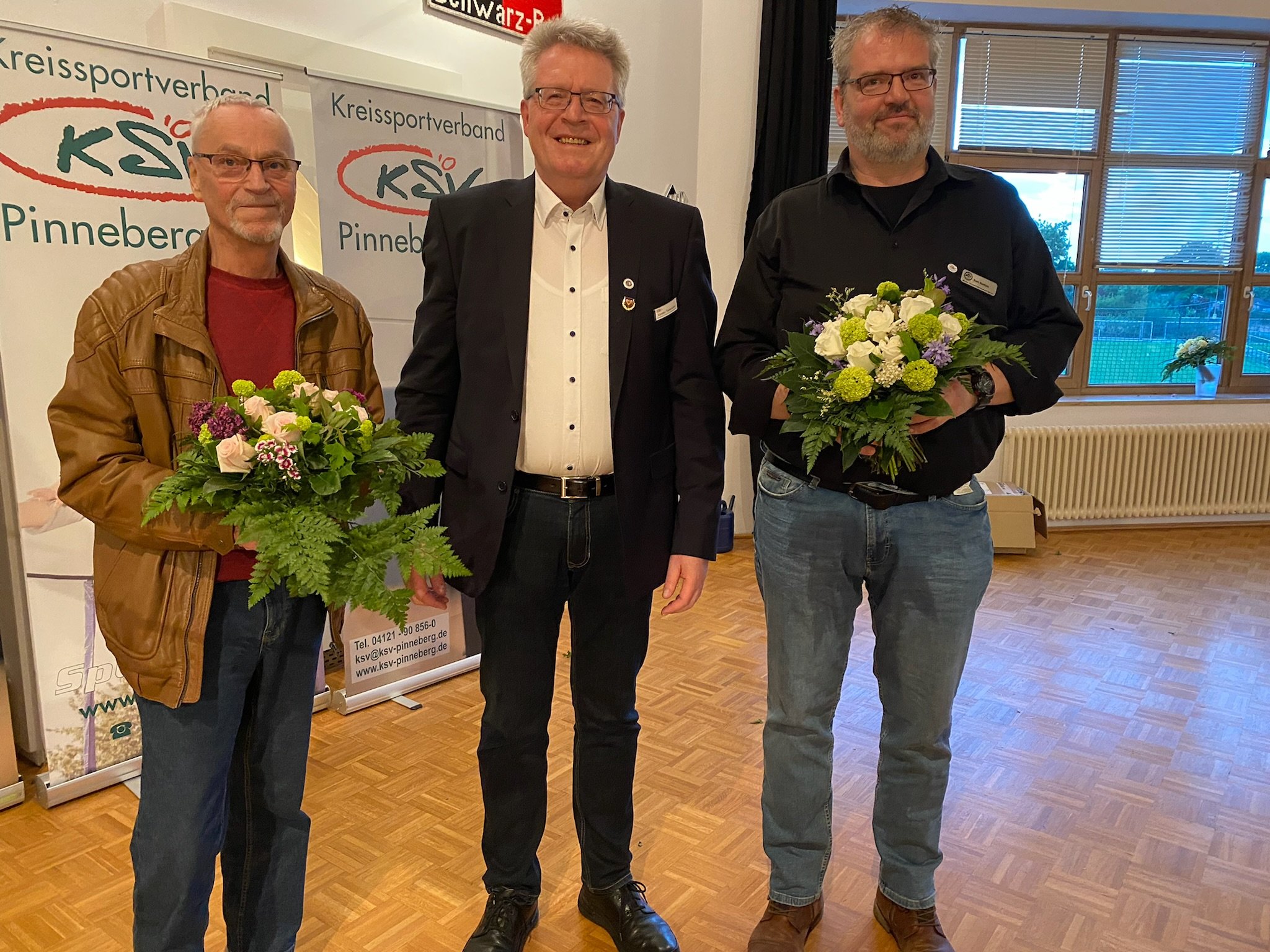 KSV Verbandstag 2022 - Karsten Tiedemann bedankt sich bei den Kassenprüfern Rolf Heitgres und Tom Kortüm - Foto: Christa Nordwald