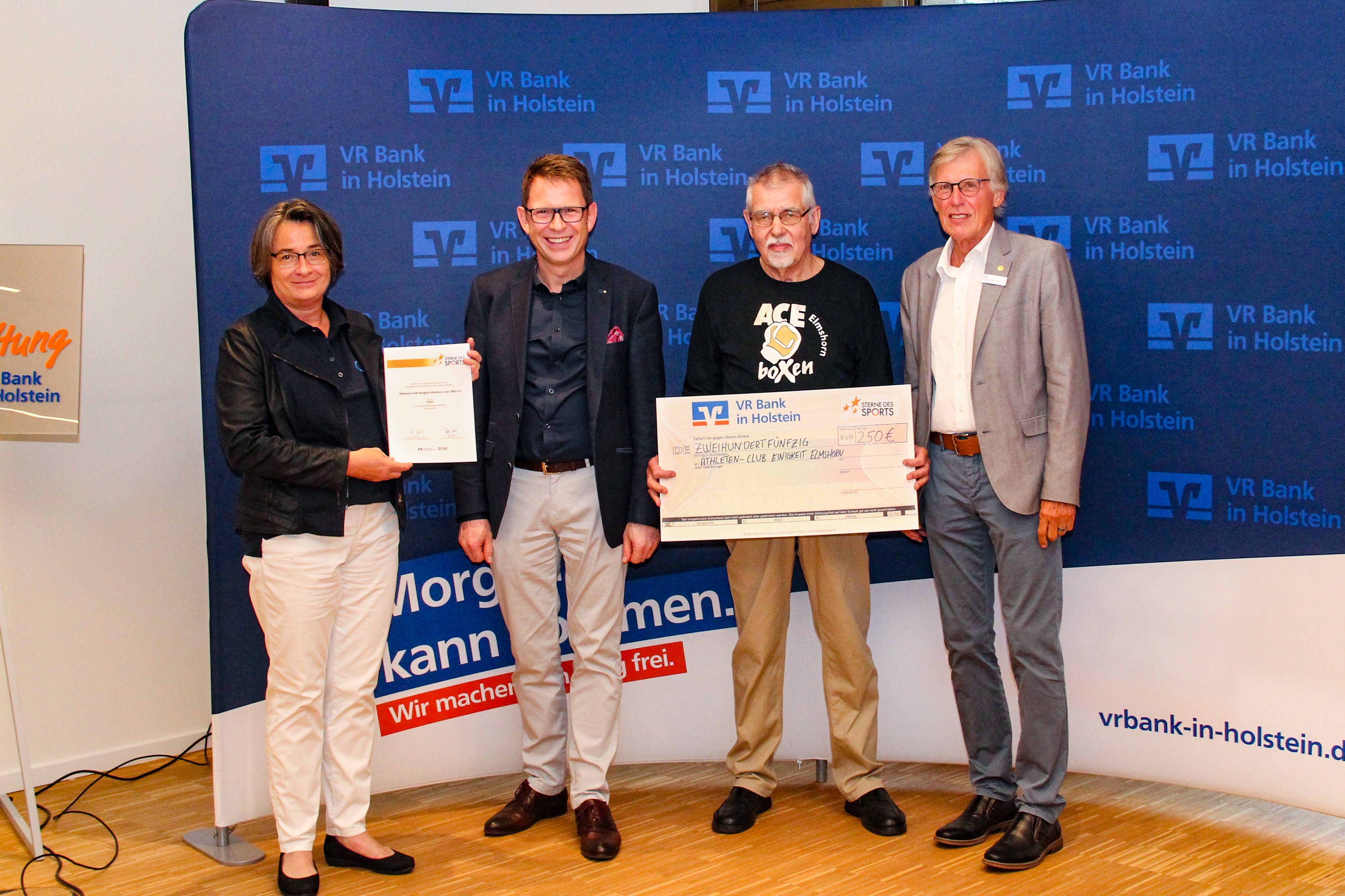 € 250,- für den AC Einigkeit Elmshorn - Hartmut Rex (2.v.r., ACE) bedankt sich bei Bettina Fischer (l., Bürgerstiftung), Uwe Augustin (2.v.l., VR Bank) und Sönke-P. Hansen (r., KSV Pinneberg) - Foto: VR Bank in Holstein