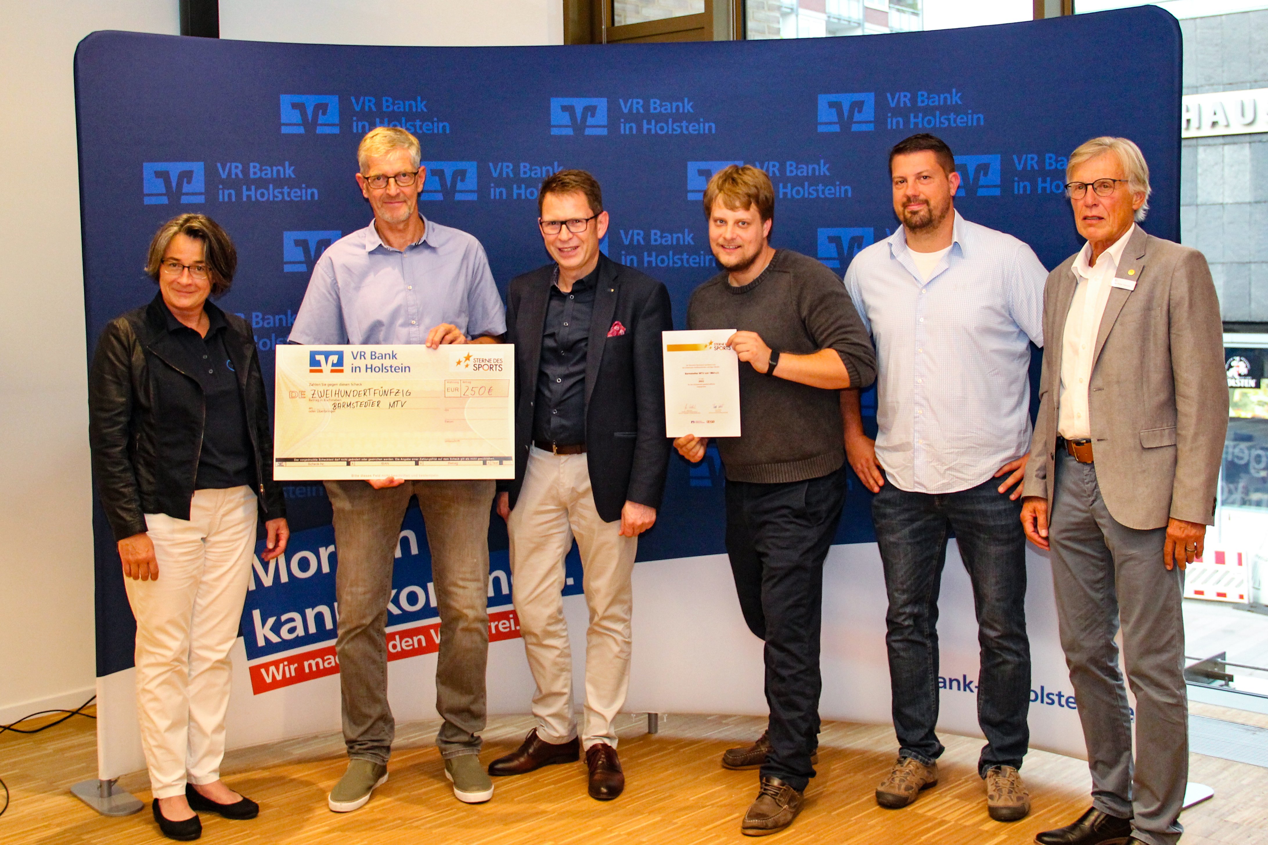€ 250,- für den Barmstedter MTV - Bürgerstiftung VR Bank, VR Bank und KSV Pinneberg gratulieren! - Foto: VR Bank in Holstein