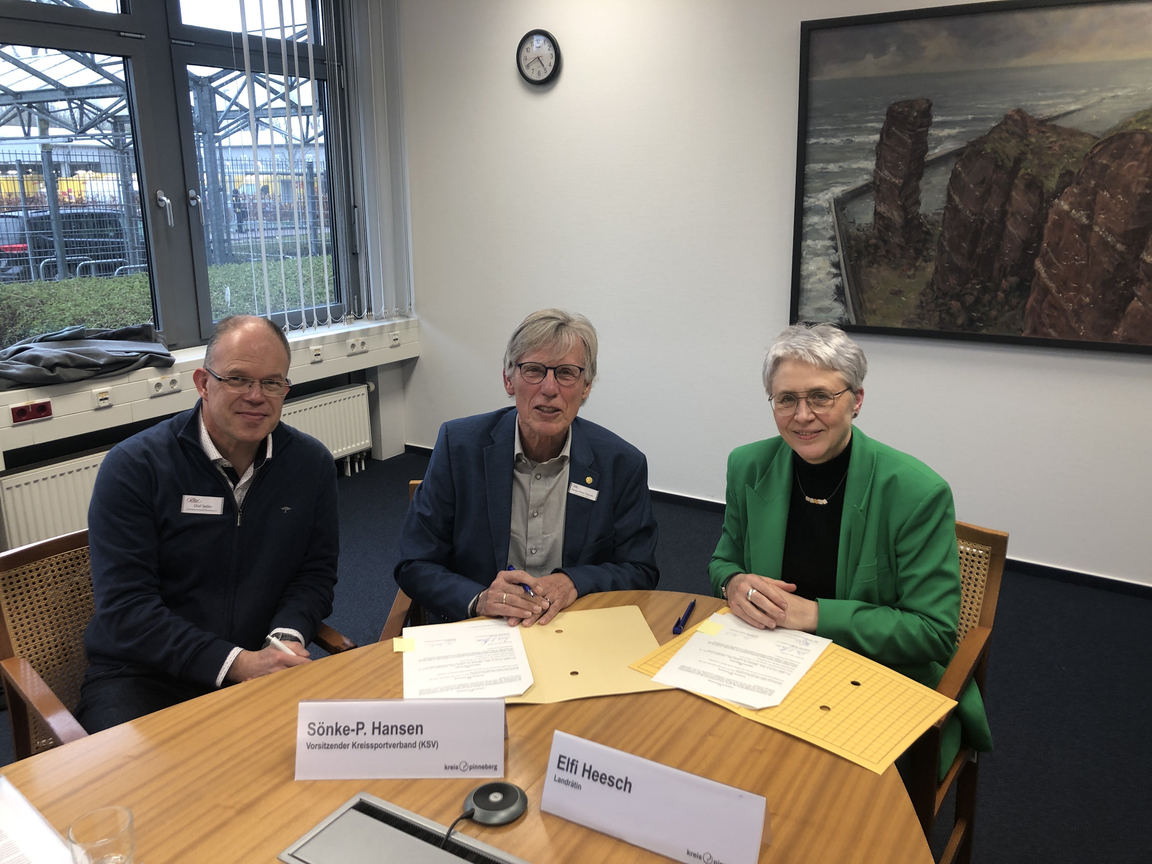Der stellv. Vorsitzende Olaf Seiler, KSV-Vorsitzender Sönke-P. Hansen und Landrätin Elfi Heesch unterzeichnen am 12.04.2023 den neuen Sportfördervertrag des KSV Pinneberg. Der stellv. Vorsitzende Olaf Seiler, KSV-Vorsitzender Sönke-P. Hansen und Landrätin Elfi Heesch unterzeichnen am 12.04.2023 den neuen Sportfördervertrag des KSV Pinneberg.