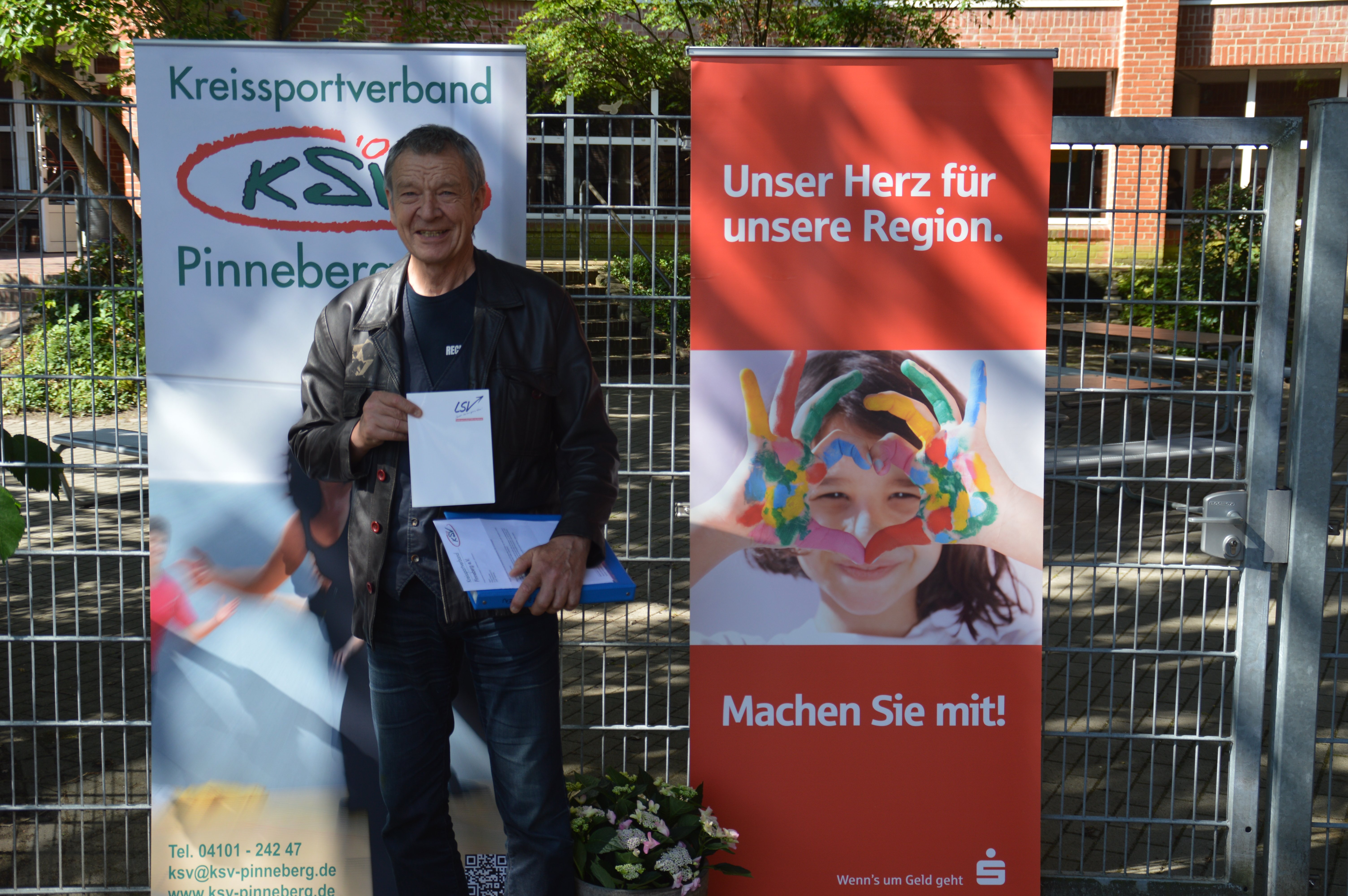 Klaus Püschel (SV Rugenbergen) erhielt die Ehrung für das 30. Sportabzeichen - Foto: KSV Pinneberg