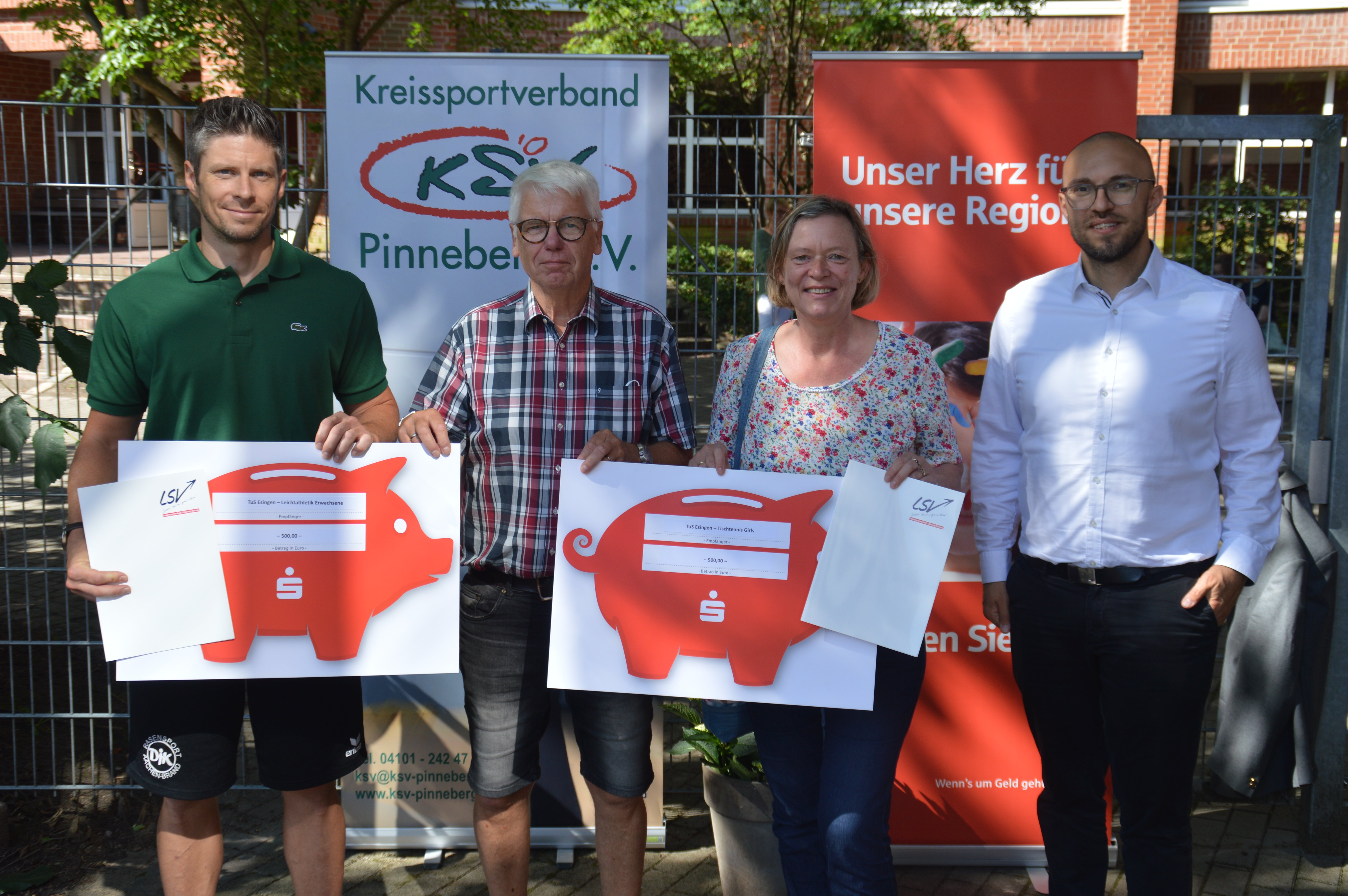 Die Gewinner des TuS Esingen beim Team-Wettbewerb 2021. V.l.n.r. Andreas Beilfuß (Leichtathletik), Rüdiger Holst (Sportabzeichenbeauftragter TuS Esingen), Renate Hilmer (Tischtennis), Andy Schmidt (Sparkasse Südholstein) – Foto: KSV Pinneberg