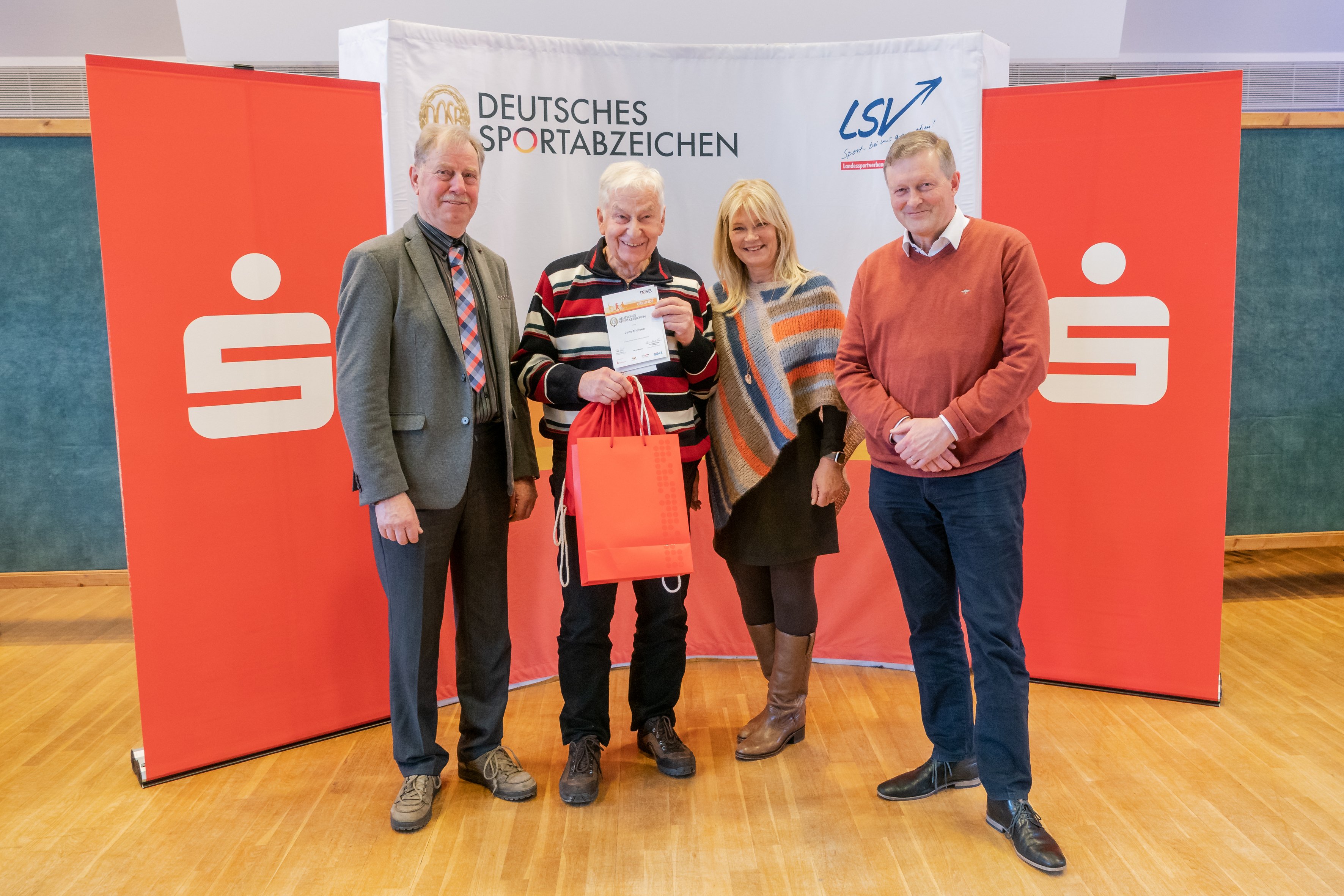 Foto (v. l. n. r.): Jens Hartwig (Beauftragter für das Deutsche Sportabzeichen im LSV), Jens Nielsen aus Halstenbek (Zahl 50), Barbara Ostmeier (LSV-Vorstandsmitglied) und Dr. Bernd Brandes-Druba, (Geschäftsführer der Sparkassenstiftung Schleswig-Holstein)