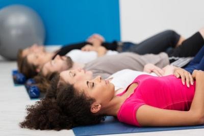 Yoga Übungen liegend Yoga Übungen liegend