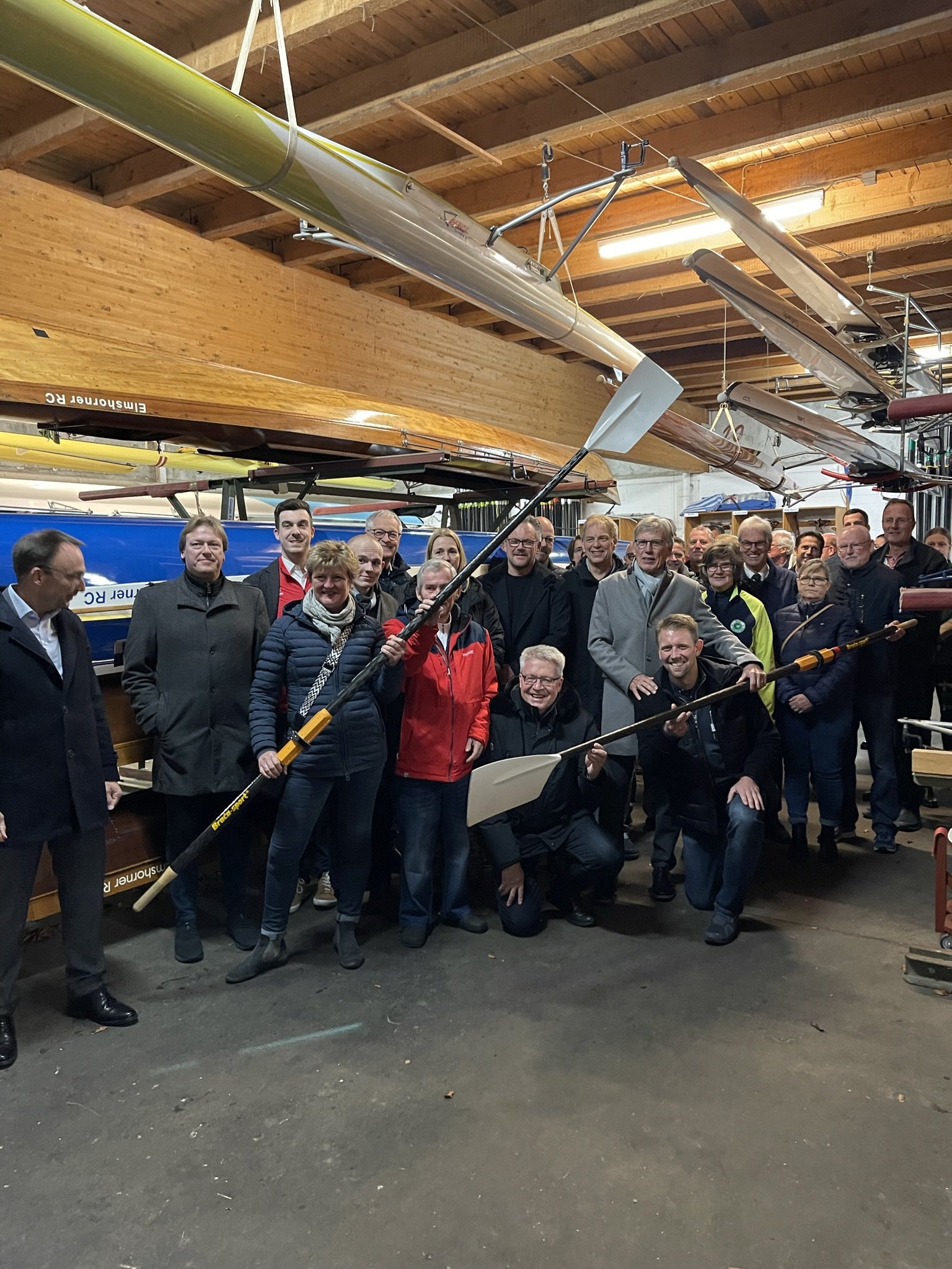 SportFörderFonds 2023 - Gruppenfoto beim Elmshorner Ruderclub in der Bootshalle - Foto: KSV Pinneberg