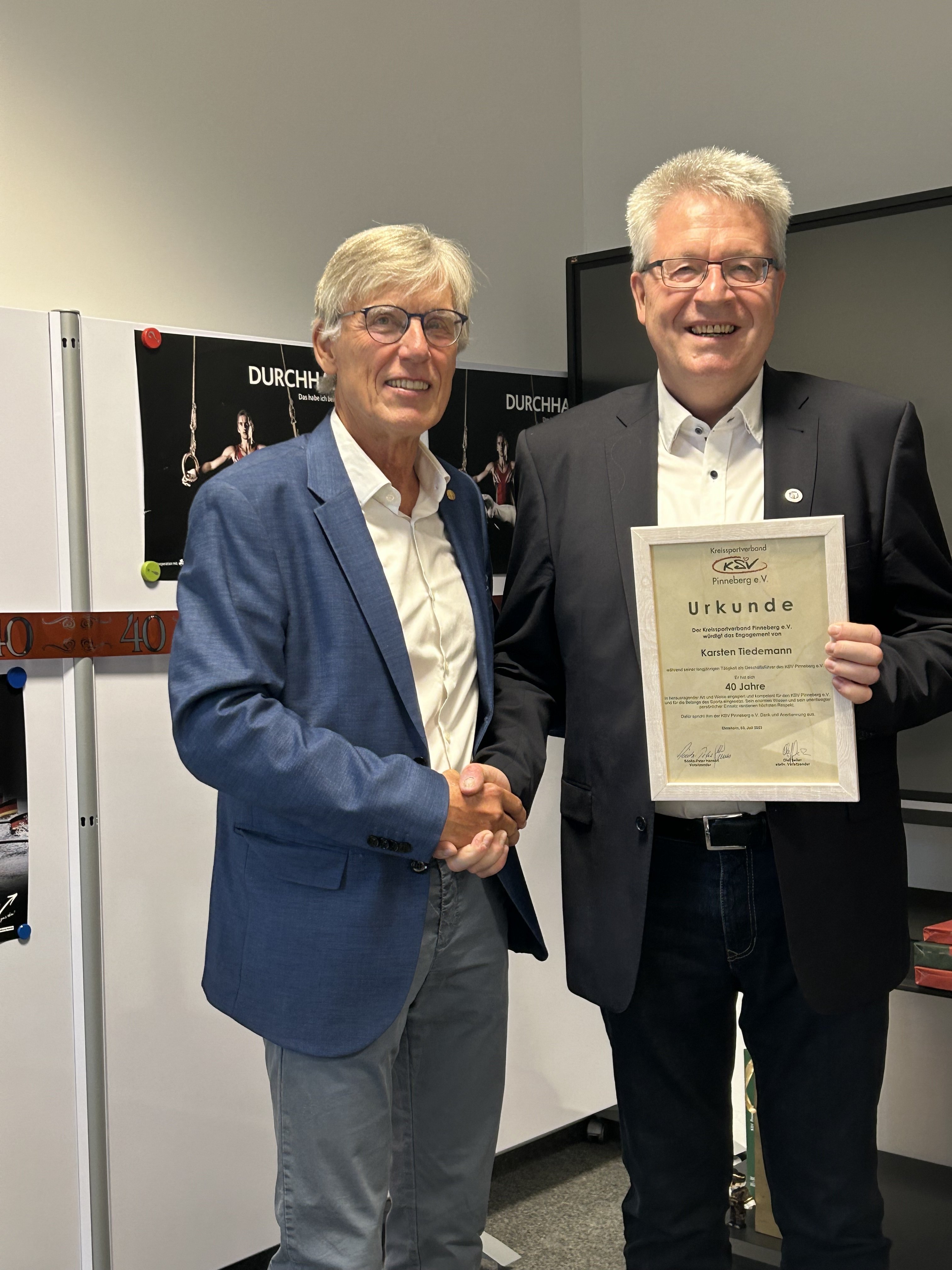KSV-Vorsitzender, Sönke-P. Hansen, gratuliert Karsten Tiedemann u.a. mit einer Urkunde für 40 Jahre als Geschäftsführer im KSV Pinneberg