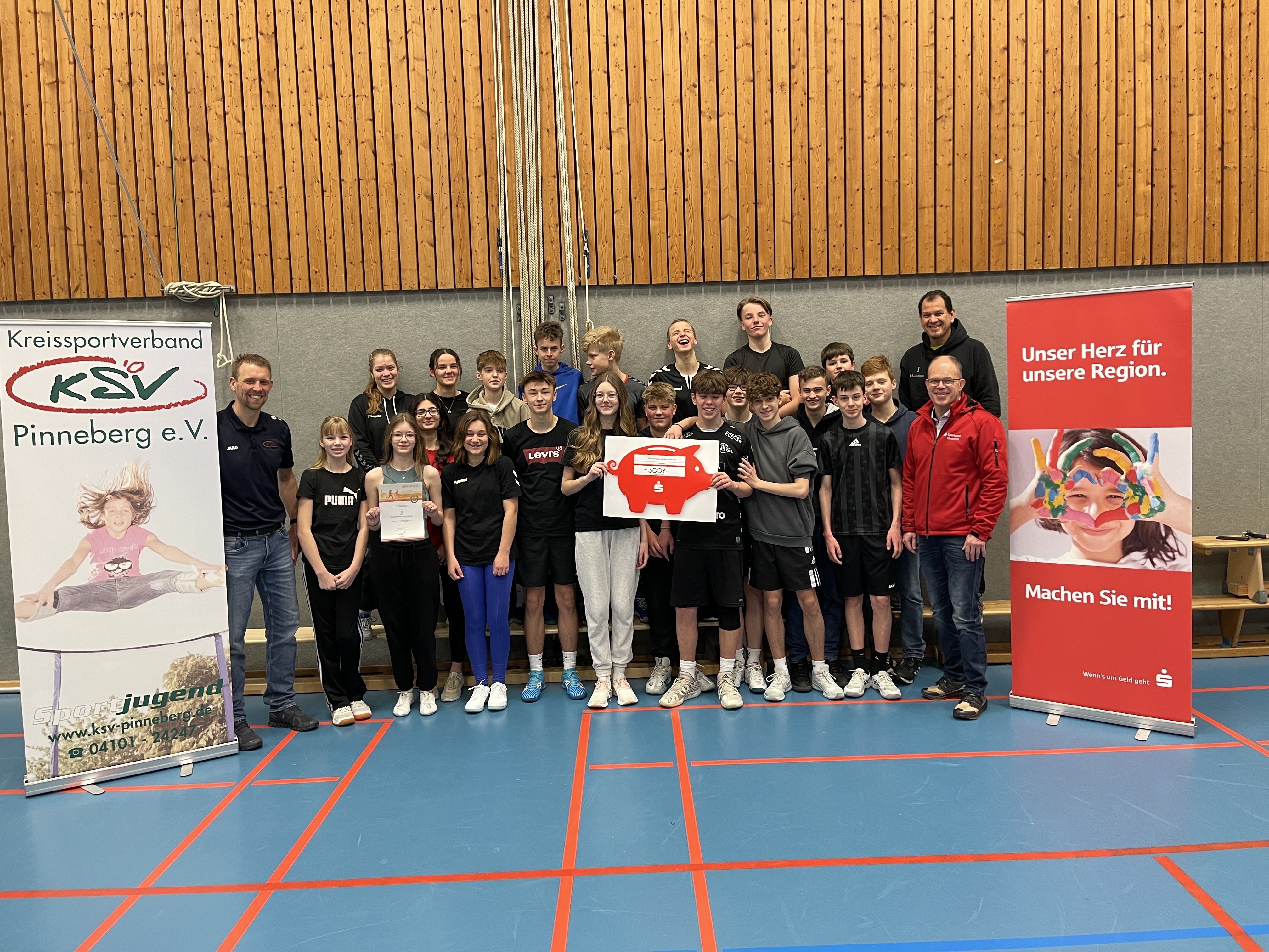 Scheckübergabe in der Schule: v. l. n. r.: Mark Müller (KSV Pinneberg), Schüler der Gewinner-Klasse 8e, Olaf Horneburg (Sportlehrer der Elsa Brändström-Schule), Olaf Seiler (Sparkasse Elmshorn) - Foto: KSV Pinneberg Scheckübergabe in der Schule: v. l. n. r.: Mark Müller (KSV Pinneberg), Schüler der Gewinner-Klasse 8e, Olaf Horneburg (Sportlehrer der Elsa Brändström-Schule), Olaf Seiler (Sparkasse Elmshorn) - Foto: KSV Pinneberg