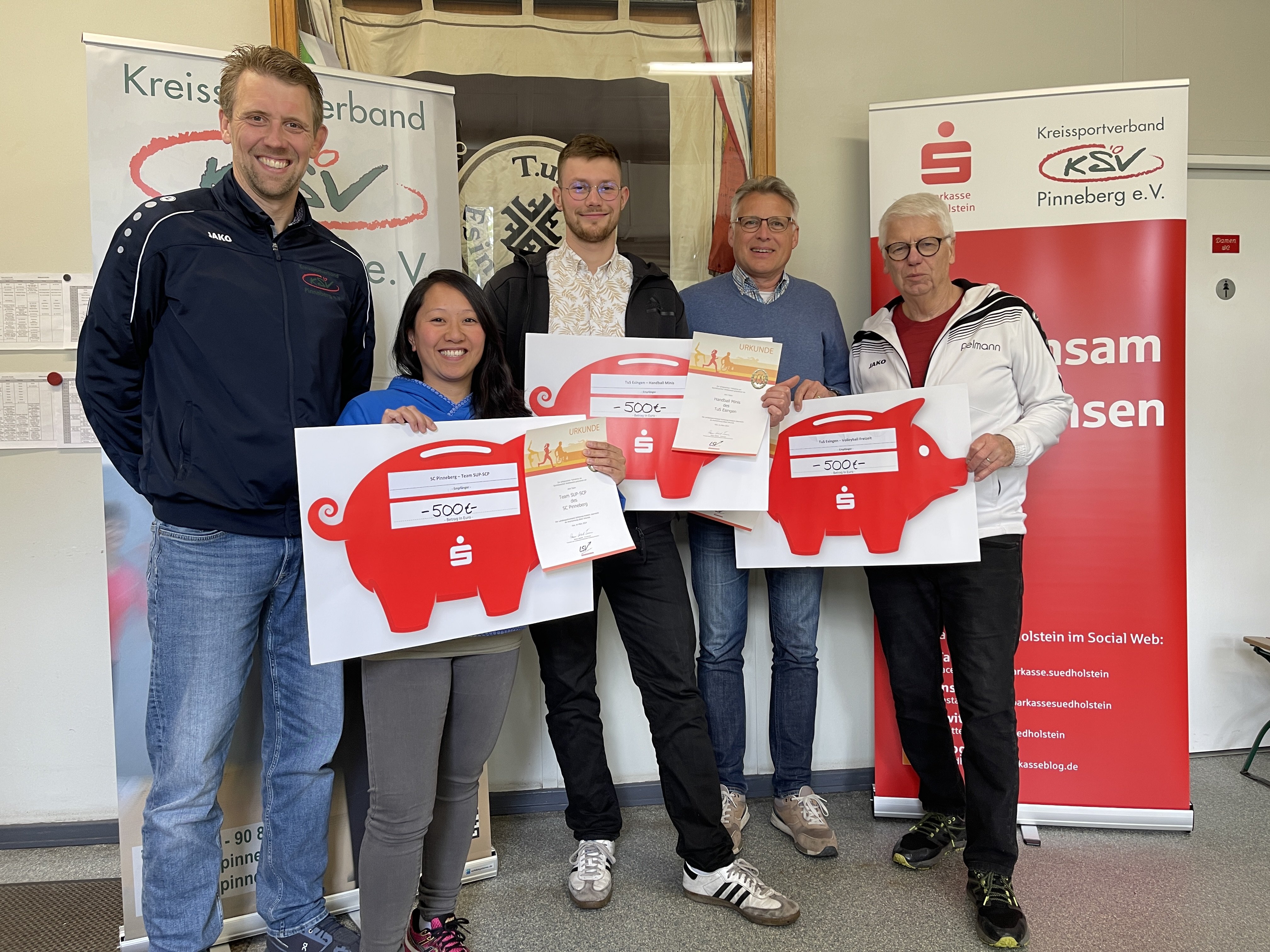 Mark Müller (KSV, l.) gratuliert den Siegern des Sportabzeichenwettbewerbs 2023 aus dem Kreis Pinneberg: Angelina Beilfuß vom SC Pinneberg, Simon Beneke vom TuS Esingen (Handball Kids), Bernhard Stade von TuS Esingen (Volleyball) und Rüdiger Holst (Sportabzeichenprüfer TuS Esingen und Ausbilder DSA-Prüfer im KSV Pinneberg) - Foto: KSV Pinneberg Mark Müller (KSV, l.) gratuliert den Siegern des Sportabzeichenwettbewerbs 2023 aus dem Kreis Pinneberg: Angelina Beilfuß vom SC Pinneberg, Simon Beneke vom TuS Esingen (Handball Kids), Bernhard Stade von TuS Esingen (Volleyball) und Rüdiger Holst (Sportabzeichenprüfer TuS Esingen und Ausbilder DSA-Prüfer im KSV Pinneberg) - Foto: KSV Pinneberg