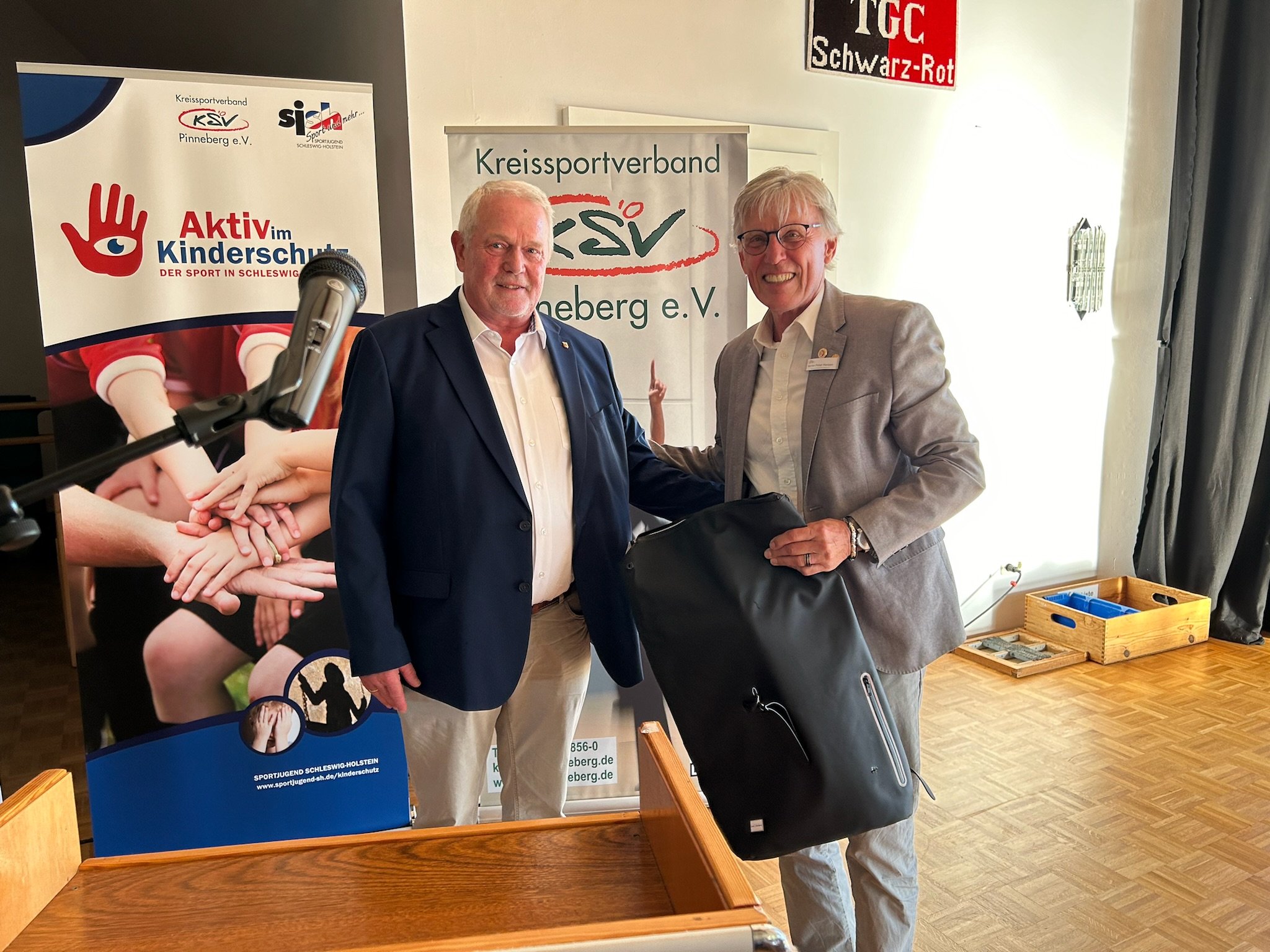 Kreispräsident Helmuth Ahrens übergab Sönke-P. Hansen ein Abschiedspräsent auf dem KSV-Verbandstag am 15.05.24 - Foto: Christa Nordwald, KSV Pinneberg Kreispräsident Helmuth Ahrens übergab Sönke-P. Hansen ein Abschiedspräsent auf dem KSV-Verbandstag am 15.05.24 - Foto: Christa Nordwald, KSV Pinneberg