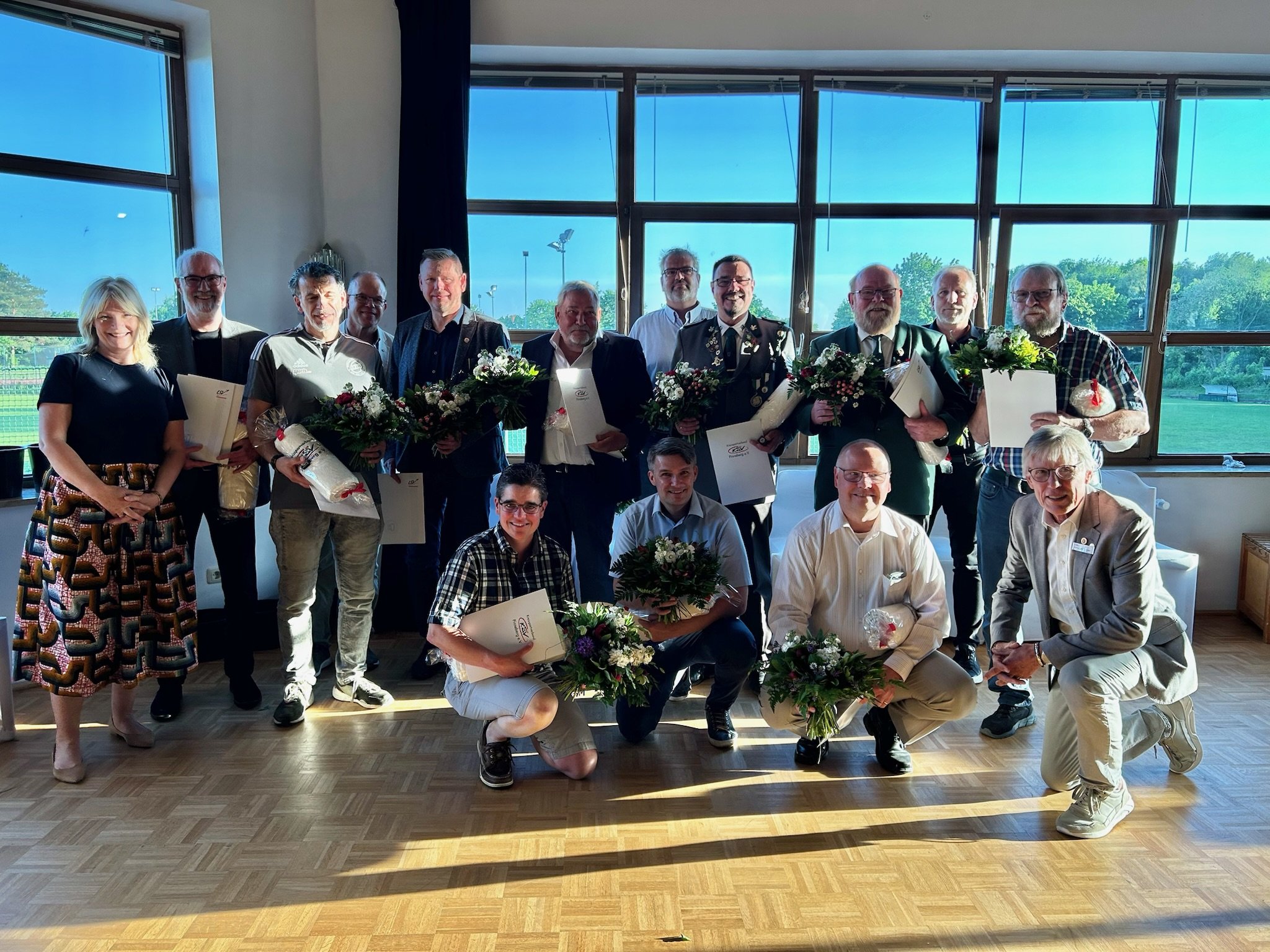 KSV-Verbandstag 2024: Die geehrten der silbernen, goldenen Ehrennadel des KSVs sowie der LSV-Verdienstnadel mit Barbara Ostemeier (LSV SH, l.) und Sönke-P. Hansen (KSV Pinneberg, r., knieend) - Foto: Christa Nordwald, KSV Pinneberg KSV-Verbandstag 2024: Die geehrten der silbernen, goldenen Ehrennadel des KSVs sowie der LSV-Verdienstnadel mit Barbara Ostemeier (LSV SH, l.) und Sönke-P. Hansen (KSV Pinneberg, r., knieend) - Foto: Christa Nordwald, KSV Pinneberg