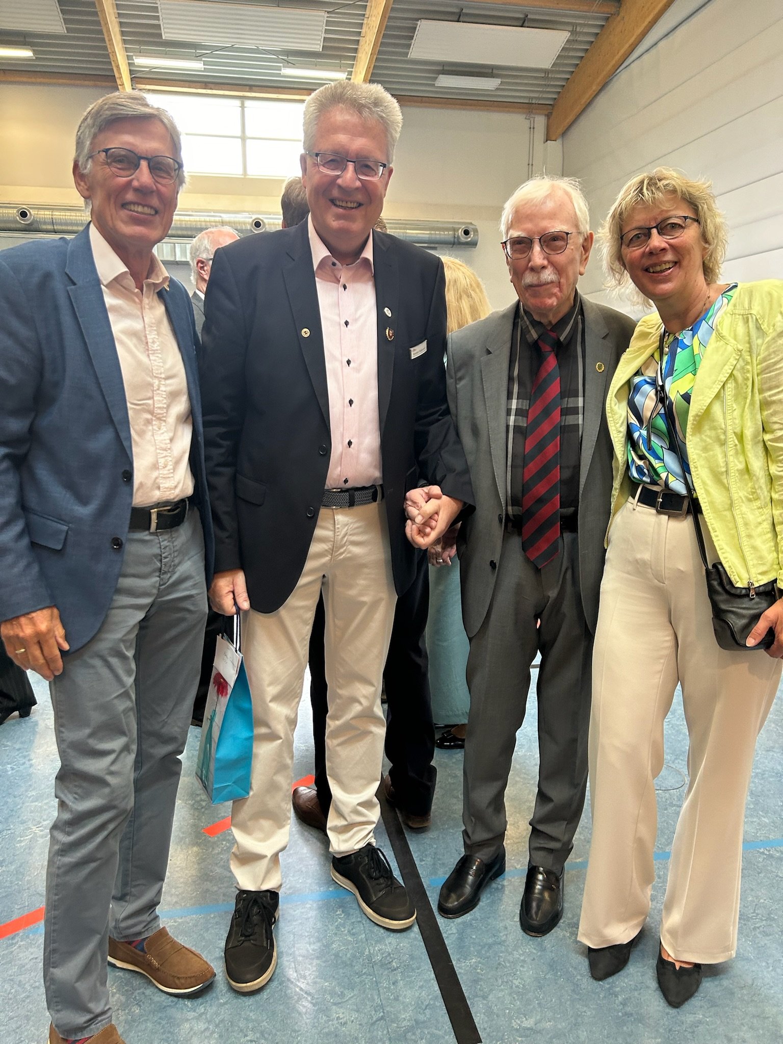 KSV-Ehrenvorsitzender Sönke-P. Hansen (l.) mit den KSV-Ehrenmitgliedern Karsten Tiedemann (2.v.l.) und Kurt Desselmann (3.v.l.) mit Wiebke Tiedemann - Foto: Christa Nordwald, KSV Pinneberg KSV-Ehrenvorsitzender Sönke-P. Hansen (l.) mit den KSV-Ehrenmitgliedern Karsten Tiedemann (2.v.l.) und Kurt Desselmann (3.v.l.) mit Wiebke Tiedemann - Foto: Christa Nordwald, KSV Pinneberg