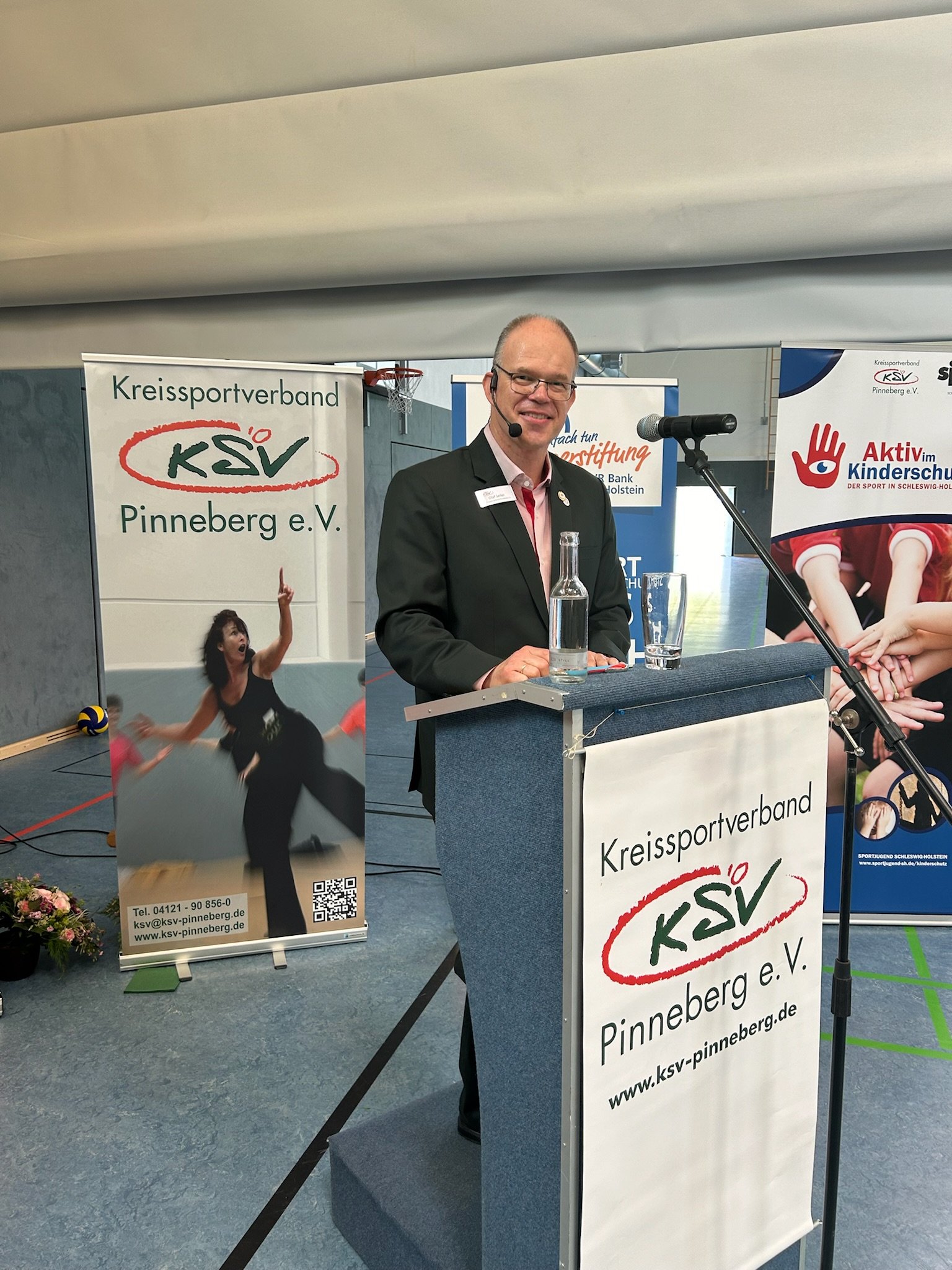 Olaf Seiler, Vorsitzender des KSV Pinneberg, begrüßte über 200 Gäste am 01.06.2024 - Foto: Christa Nordwald, KSV Pinneberg Olaf Seiler, Vorsitzender des KSV Pinneberg, begrüßte über 200 Gäste am 01.06.2024 - Foto: Christa Nordwald, KSV Pinneberg