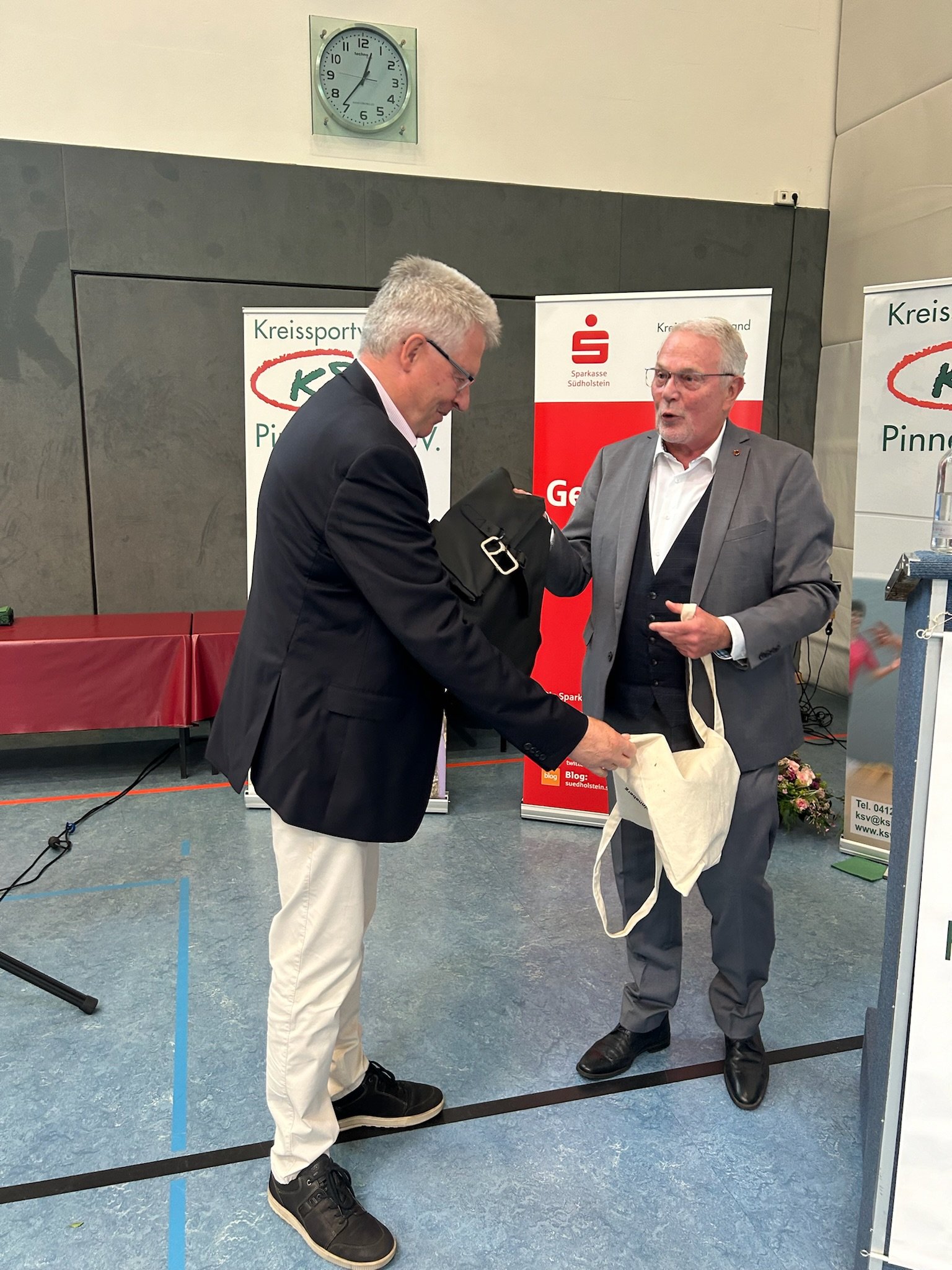 Kreispräsident Helmuth Ahrens (r.) übergab Karsten Tiedemann ein Abschiedsgeschenk und hielt ein tolles Grußwort. - Foto: Christa Nordwald, KSV Pinneberg Kreispräsident Helmuth Ahrens (r.) übergab Karsten Tiedemann ein Abschiedsgeschenk und hielt ein tolles Grußwort. - Foto: Christa Nordwald, KSV Pinneberg