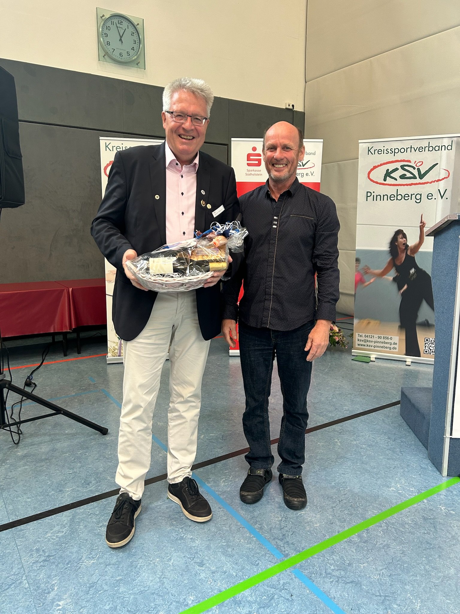 Auch der 1. Vorsitzende des EMTV, Stefan Heesch (r.), überreichte ein Abschiedspräsent an Karsten Tiedemann - Foto: Christa Nordwlad, KSV Pinneberg Auch der 1. Vorsitzende des EMTV, Stefan Heesch (r.), überreichte ein Abschiedspräsent an Karsten Tiedemann - Foto: Christa Nordwlad, KSV Pinneberg