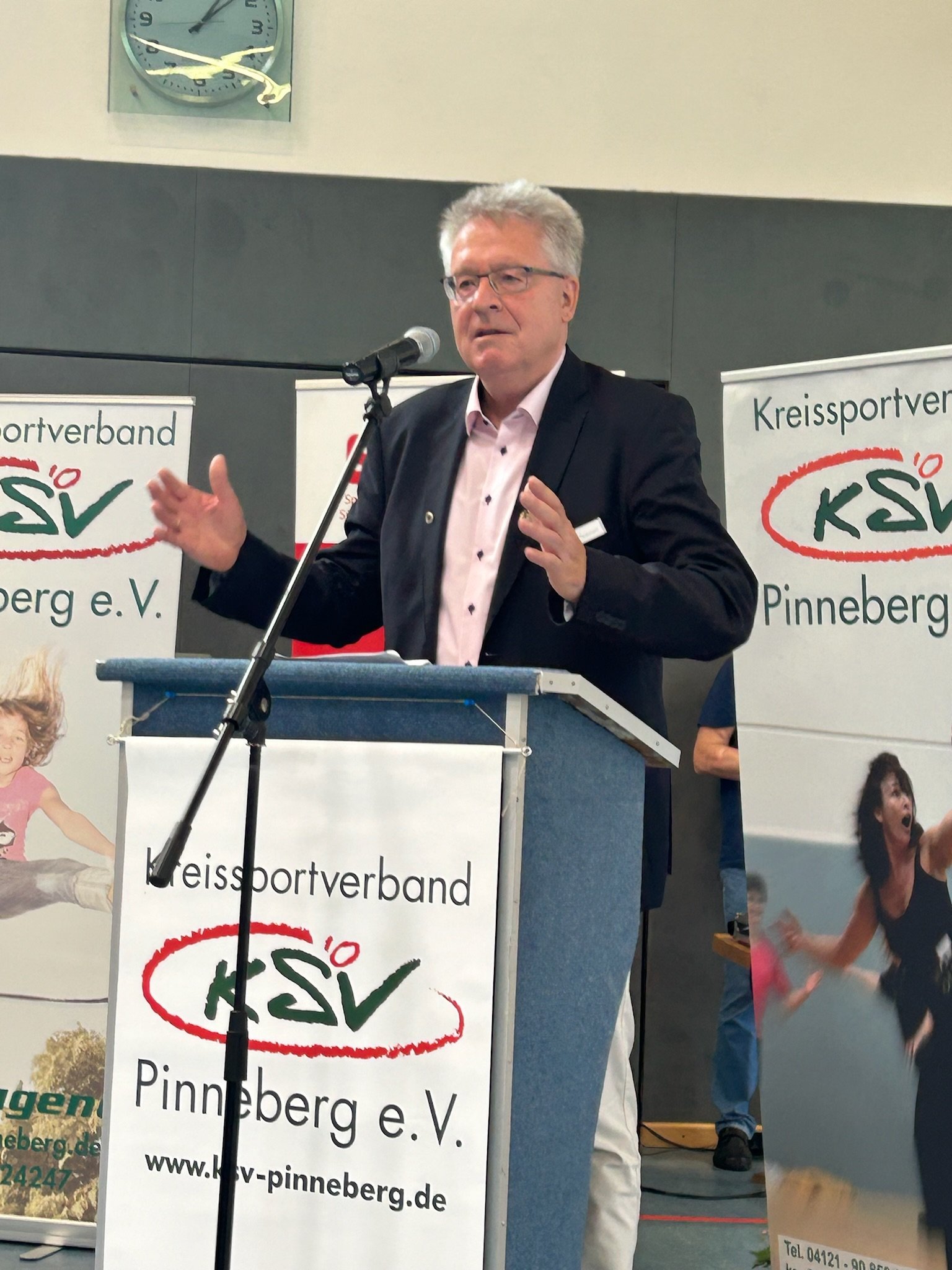 Karsten Tiedemann bei seiner letzten Ansprache als KSV-Geschäftsführer am 01.06.2024 - Foto: Christa Nordwald, KSV Pinneberg Karsten Tiedemann bei seiner letzten Ansprache als KSV-Geschäftsführer am 01.06.2024 - Foto: Christa Nordwald, KSV Pinneberg