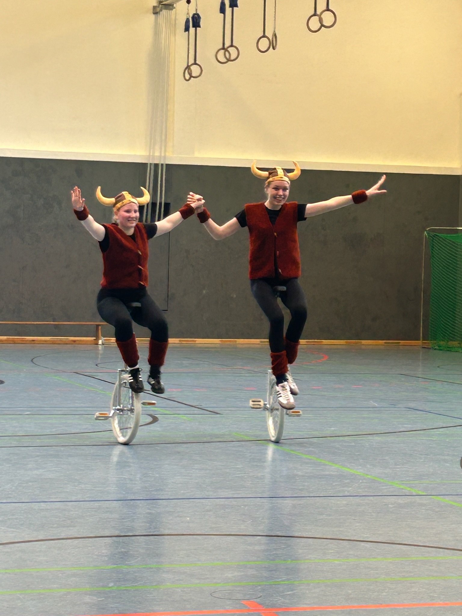 Zu Musik von Santiano wurde der letzte Showact der EMTV-Einradfahrerinnen zum Abschluss des offiziellen Programms. - Foto: Christa Nordwald, KSV Pinneberg Zu Musik von Santiano wurde der letzte Showact der EMTV-Einradfahrerinnen zum Abschluss des offiziellen Programms. - Foto: Christa Nordwald, KSV Pinneberg