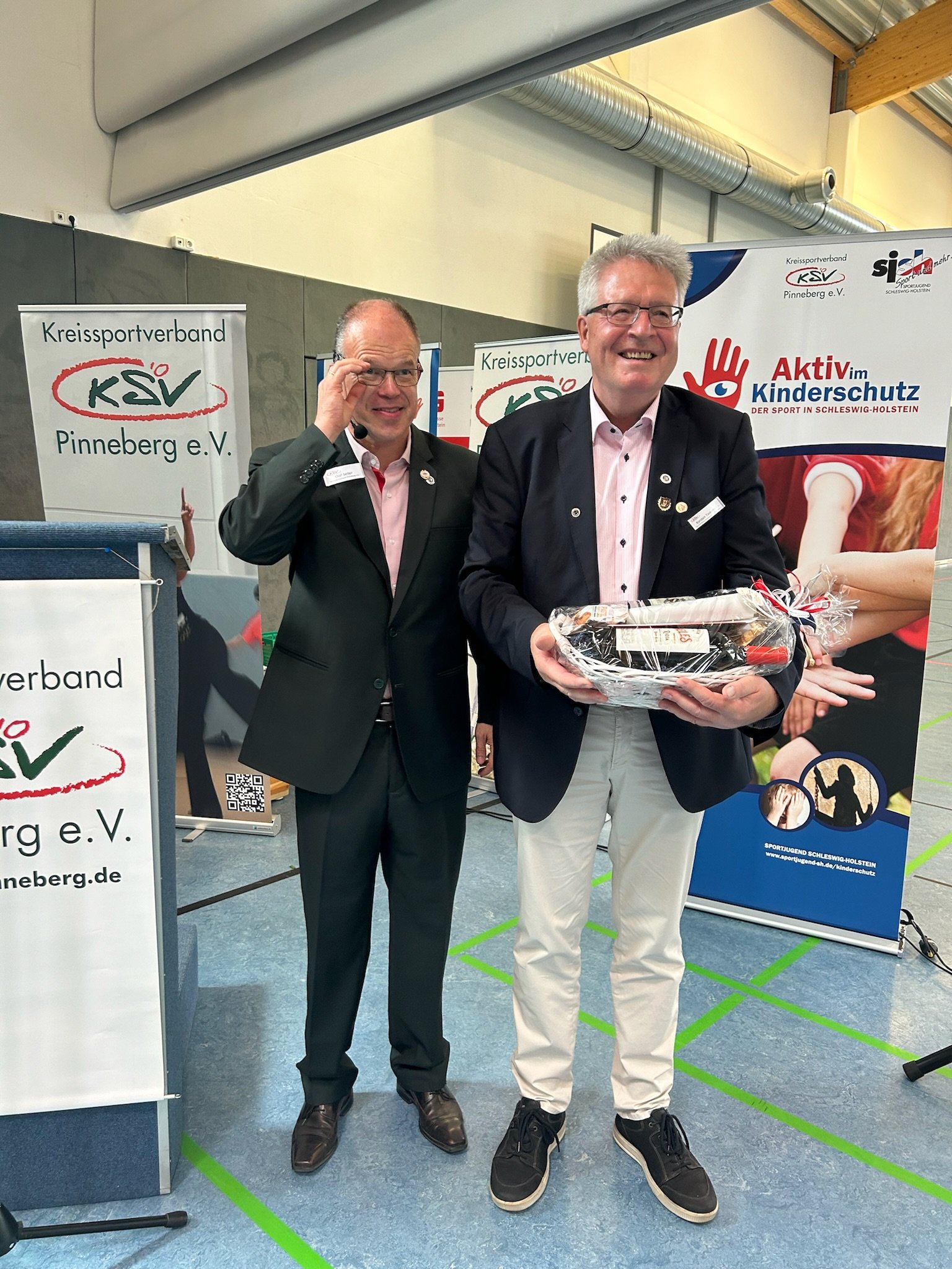 Olaf Seiler (l.) und Karsten Tiedemann mit dem Abschiedsgeschenk des KSV-Vorstandes. - Foto: Christa Nordwald, KSV Pinneberg Olaf Seiler (l.) und Karsten Tiedemann mit dem Abschiedsgeschenk des KSV-Vorstandes. - Foto: Christa Nordwald, KSV Pinneberg