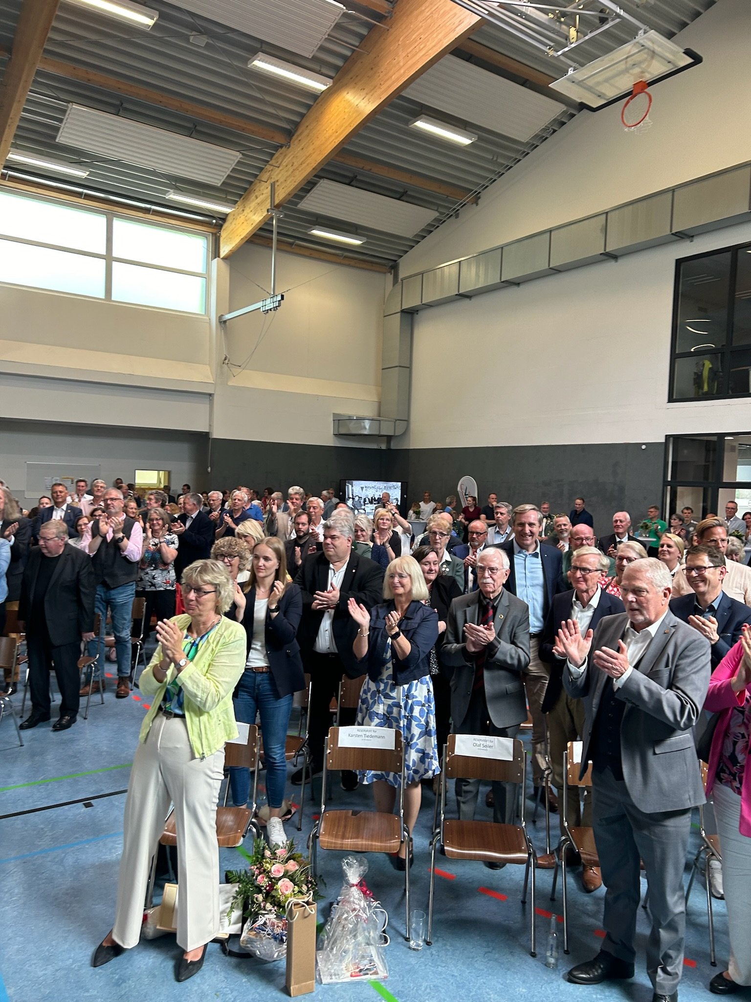 Standing Ovations für Karsten Tiedemann bei seinem Abschied am 01.06.2024 - Foto: Christa Nordwald, KSV Pinneberg