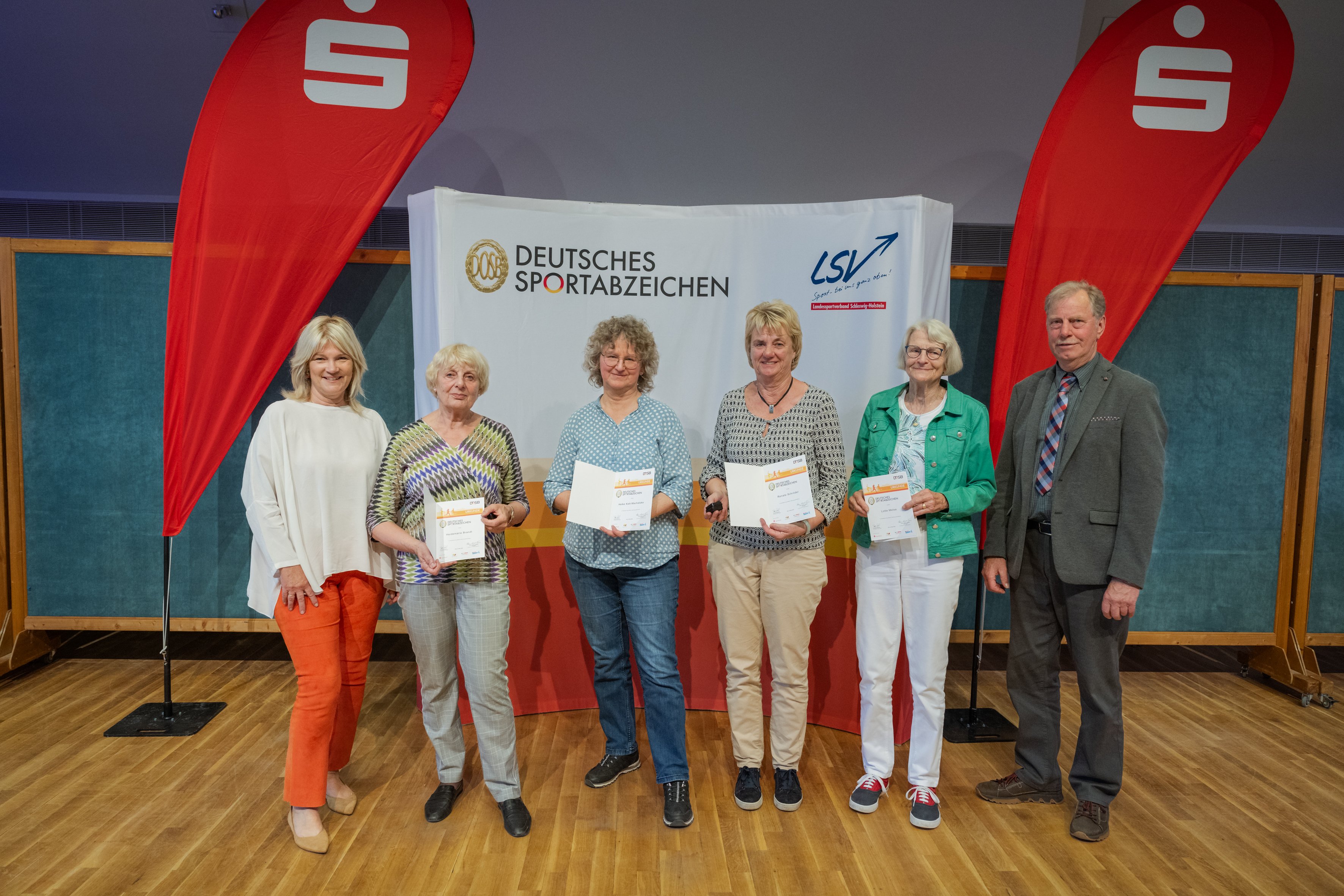 Foto (l. n. r.): Barbara Ostmeier (LSV-Vorstandsmitglied), Heidemarie Brandt aus Elmshorn (Zahl 35), Heike Katt-Machatzke aus Elmshorn (Zahl 35), Renate Schröder aus Kiebitzreihe (Zahl 35), Lotte Melsa aus Elmshorn (Zahl 45), Jens Hartwig (Beauftragter für das Deutsche Sportabzeichen im LSV) - Foto: LSV, Frank Peter Foto (l. n. r.): Barbara Ostmeier (LSV-Vorstandsmitglied), Heidemarie Brandt aus Elmshorn (Zahl 35), Heike Katt-Machatzke aus Elmshorn (Zahl 35), Renate Schröder aus Kiebitzreihe (Zahl 35), Lotte Melsa aus Elmshorn (Zahl 45), Jens Hartwig (Beauftragter für das Deutsche Sportabzeichen im LSV) - Foto: LSV, Frank Peter