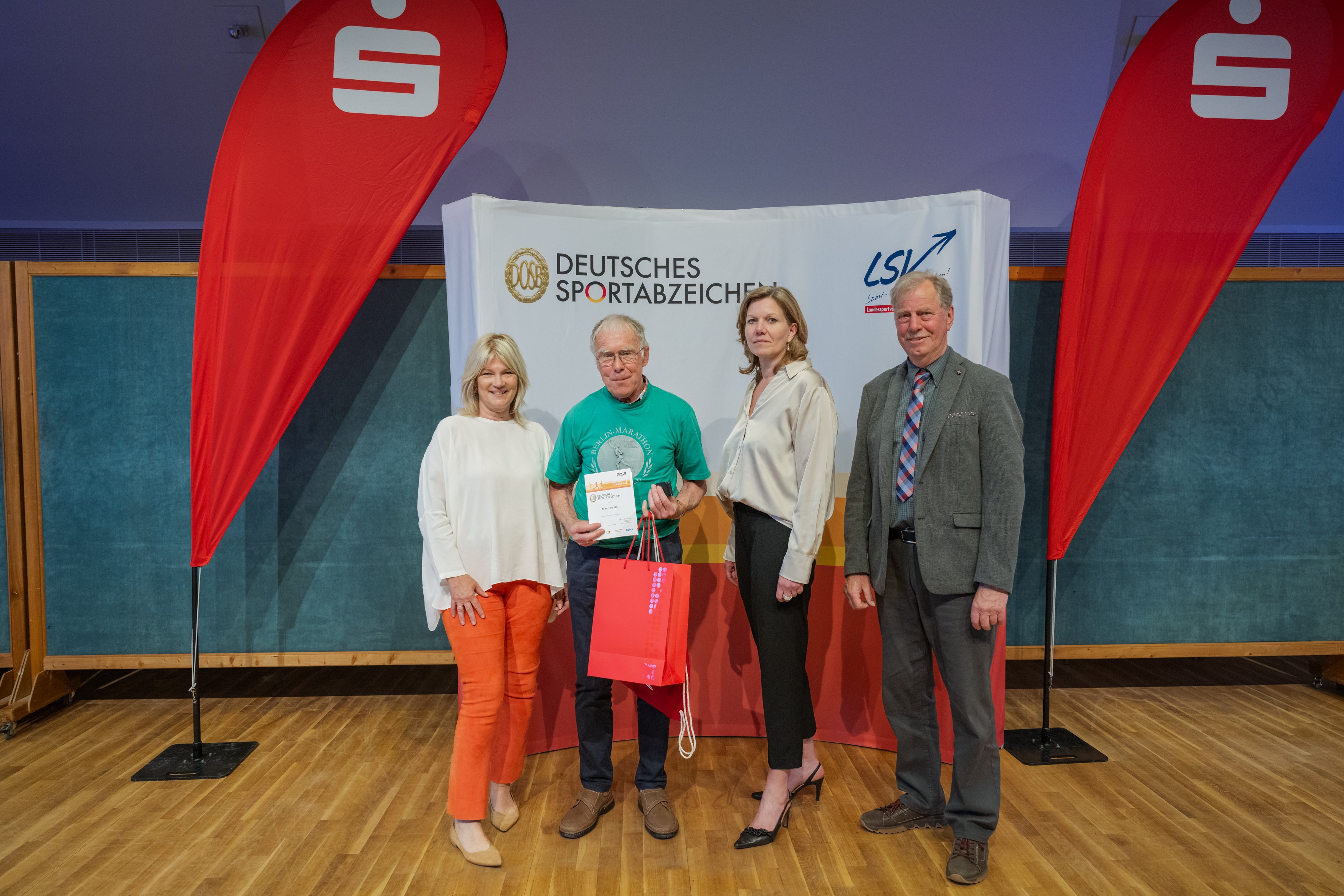 Manfred Uhl (2.v.l.) erlangte 65mal das Deutsche Sportabzeichen. Barbara Ostmeier (l., LSV Vorstand), Gyde Opitz (2.v.r., Sparkassen- und Giroverband SH) und Jens Hartwig (r., LSV Sportabzeichenbeauftragter) gratulieren. - Foto: LSV, Frank Peter Manfred Uhl (2.v.l.) erlangte 65mal das Deutsche Sportabzeichen. Barbara Ostmeier (l., LSV Vorstand), Gyde Opitz (2.v.r., Sparkassen- und Giroverband SH) und Jens Hartwig (r., LSV Sportabzeichenbeauftragter) gratulieren. - Foto: LSV, Frank Peter
