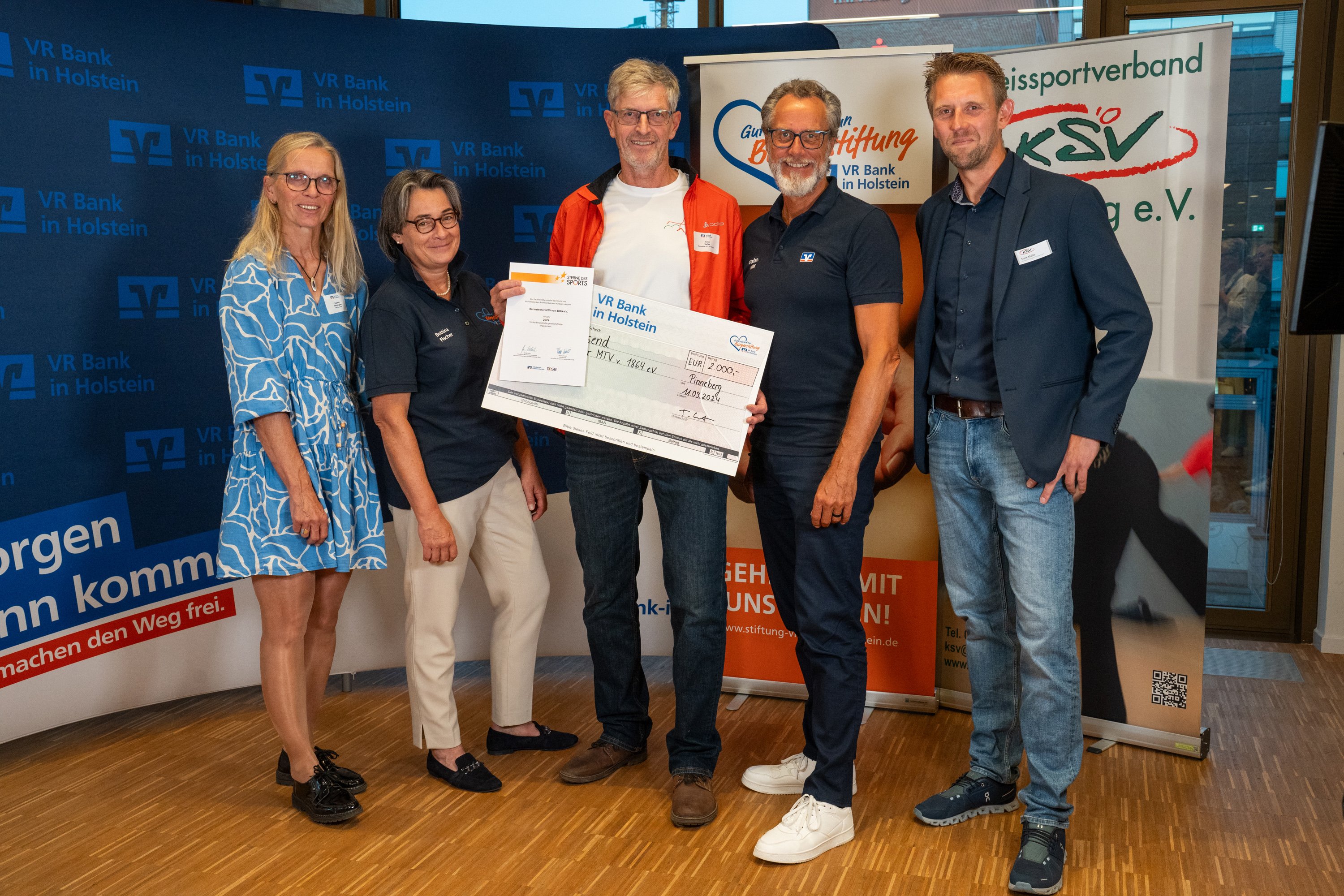 2. Platz: Barmstedter MTV mit (von li nach re): Dagmar Henningsen, stellv. Vorsitzende des Kreissportverbandes Pinneberg e.V., Bettina Fischer, Stiftungsberaterin Bürgerstiftung VR Bank in Holstein, Klaus Siefke vom Barmstedter MTV, Stefan Witt, Vorstand der VR Bank in Holstein und Mark Müller, Geschäftsführer des KSV Pinneberg - Foto: VR Bank in Holstein 2. Platz: Barmstedter MTV mit (von li nach re): Dagmar Henningsen, stellv. Vorsitzende des Kreissportverbandes Pinneberg e.V., Bettina Fischer, Stiftungsberaterin Bürgerstiftung VR Bank in Holstein, Klaus Siefke vom Barmstedter MTV, Stefan Witt, Vorstand der VR Bank in Holstein und Mark Müller, Geschäftsführer des KSV Pinneberg - Foto: VR Bank in Holstein