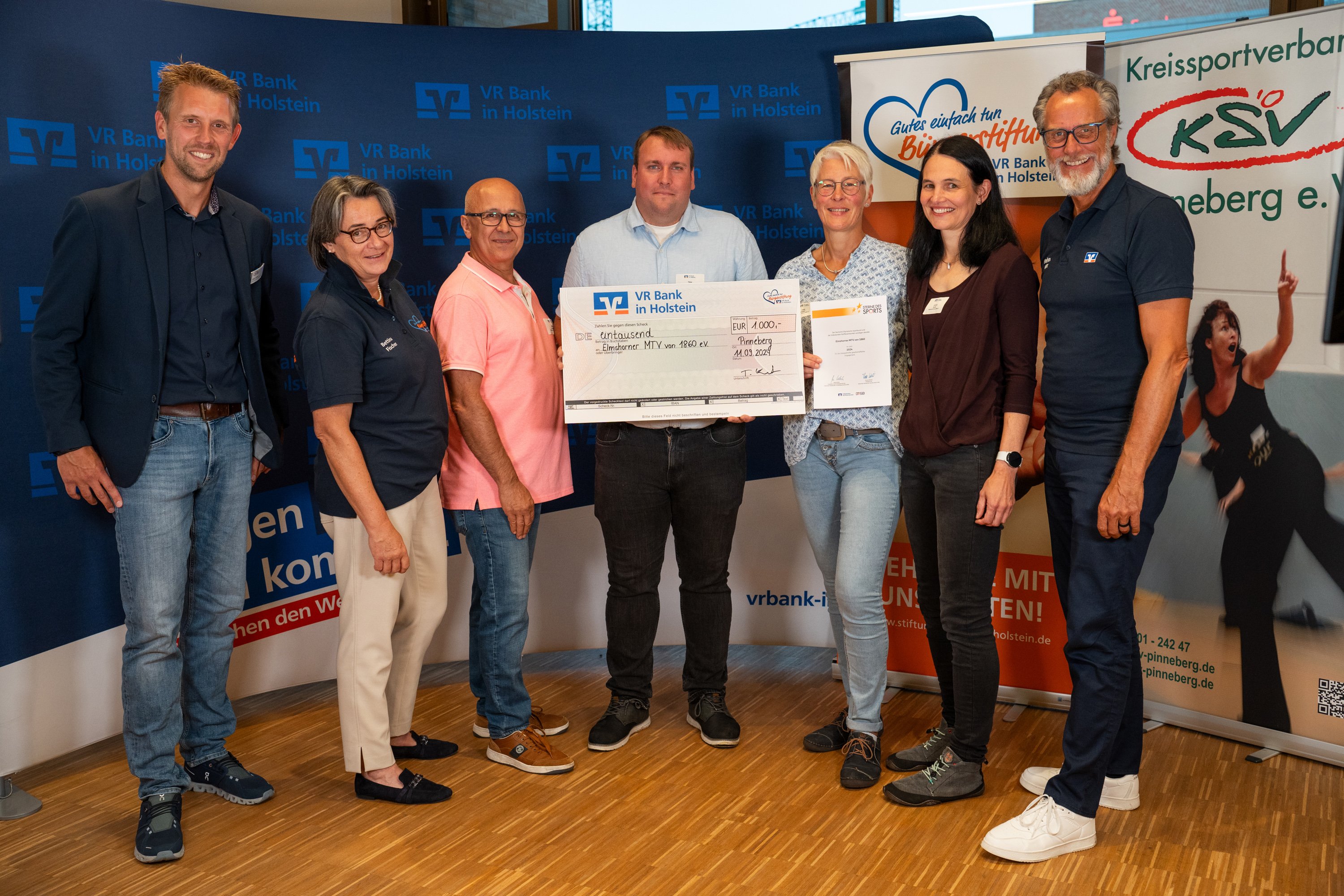 3. Platz Elmshorner MTV mit (von li nach re): Mark Müller, Geschäftsführer des KSV Pinneberg, Bettina Fischer, Stiftungsberaterin Bürgerstiftung VR Bank in Holstein, Mehmet Karakavat, Timo Schirmacher, Antje Dingler u. Carmen Krohn vom Elmshorner MTV, Stefan Witt, Vorstand der VR Bank in Holstein - Foto: VR Bank in Holstein 3. Platz Elmshorner MTV mit (von li nach re): Mark Müller, Geschäftsführer des KSV Pinneberg, Bettina Fischer, Stiftungsberaterin Bürgerstiftung VR Bank in Holstein, Mehmet Karakavat, Timo Schirmacher, Antje Dingler u. Carmen Krohn vom Elmshorner MTV, Stefan Witt, Vorstand der VR Bank in Holstein - Foto: VR Bank in Holstein