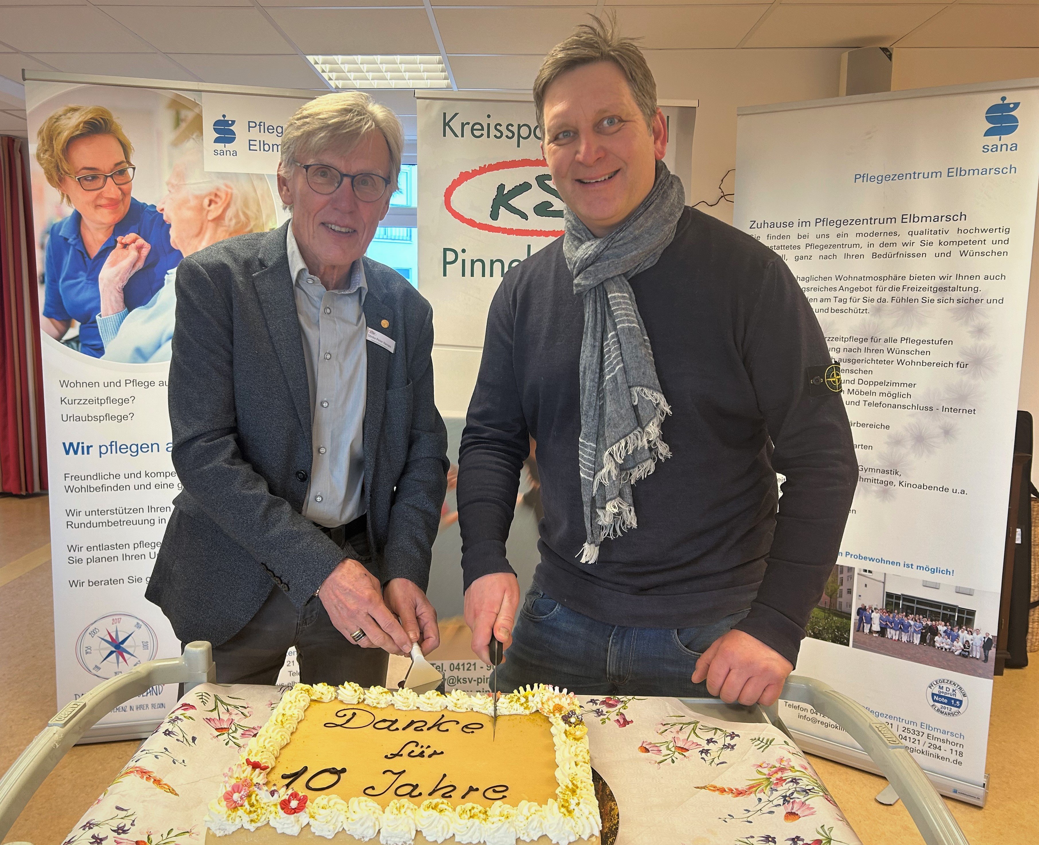 Der KSV Vorsitzenden, Sönke-P. Hansen, schneidet gemeinsam mit Chefarzt Prof. Dr. Justus Gille, Unfallchirurgie Regio Kliniken, die Torte zum 10jährigen Bestehen der sportmedizinischen Fortbildungsreihe an. - Foto: Regio Kliniken