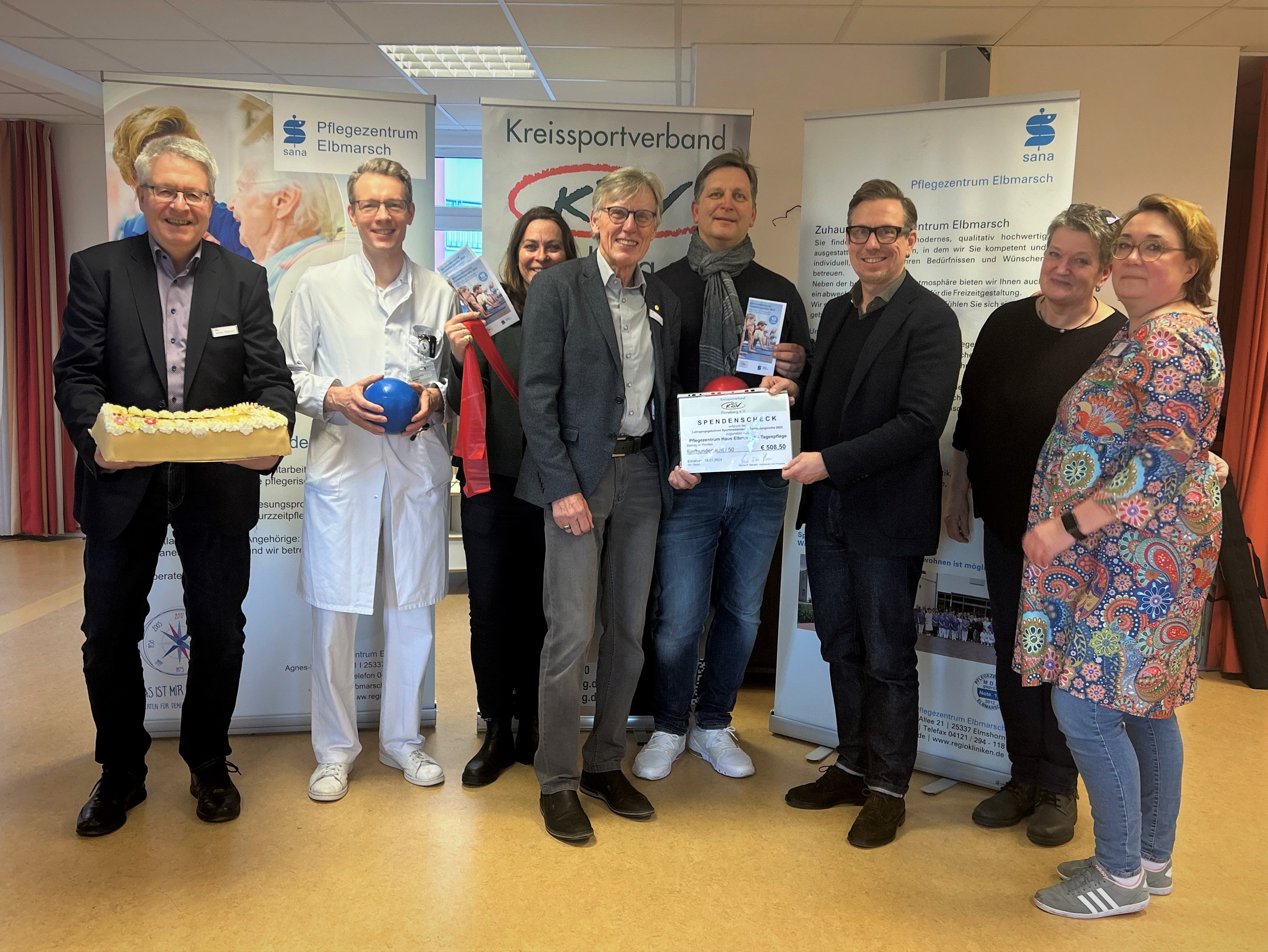 10 Jahre sportmedizinische Fortbildungsreihe von KSV Pinneberg und Regio Kliniken. Die Akteure bei der Spendenübergabe an die Tagespflege im Haus Elbmarsch. - Foto: Regio Kliniken