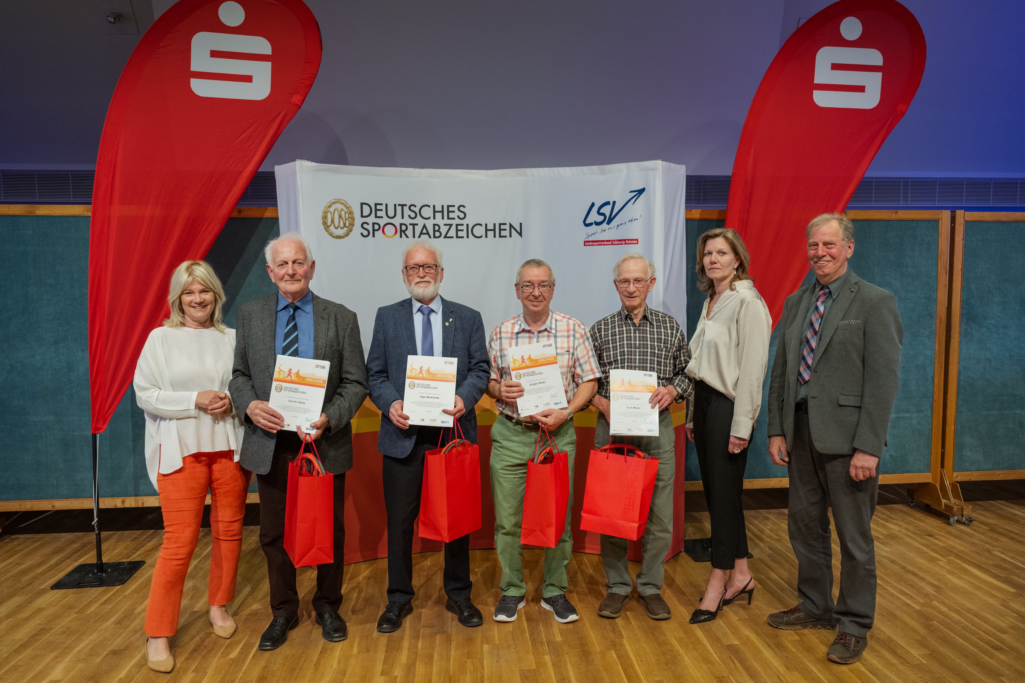 Foto (l. n. r.): Barbara Ostmeier (LSV-Vorstandsmitglied), Ulrich Hartz aus Heide (Zahl 32), Ingo Berkholtz aus Flensburg, Jürgen Stahl aus Appen, Kurt Meyer aus Flintbek und Jens Hartwig (Beauftragter für das Deutsche Sportabzeichen im LSV) - Foto: LSV, Frank Peter Foto (l. n. r.): Barbara Ostmeier (LSV-Vorstandsmitglied), Ulrich Hartz aus Heide (Zahl 32), Ingo Berkholtz aus Flensburg, Jürgen Stahl aus Appen, Kurt Meyer aus Flintbek und Jens Hartwig (Beauftragter für das Deutsche Sportabzeichen im LSV) - Foto: LSV, Frank Peter