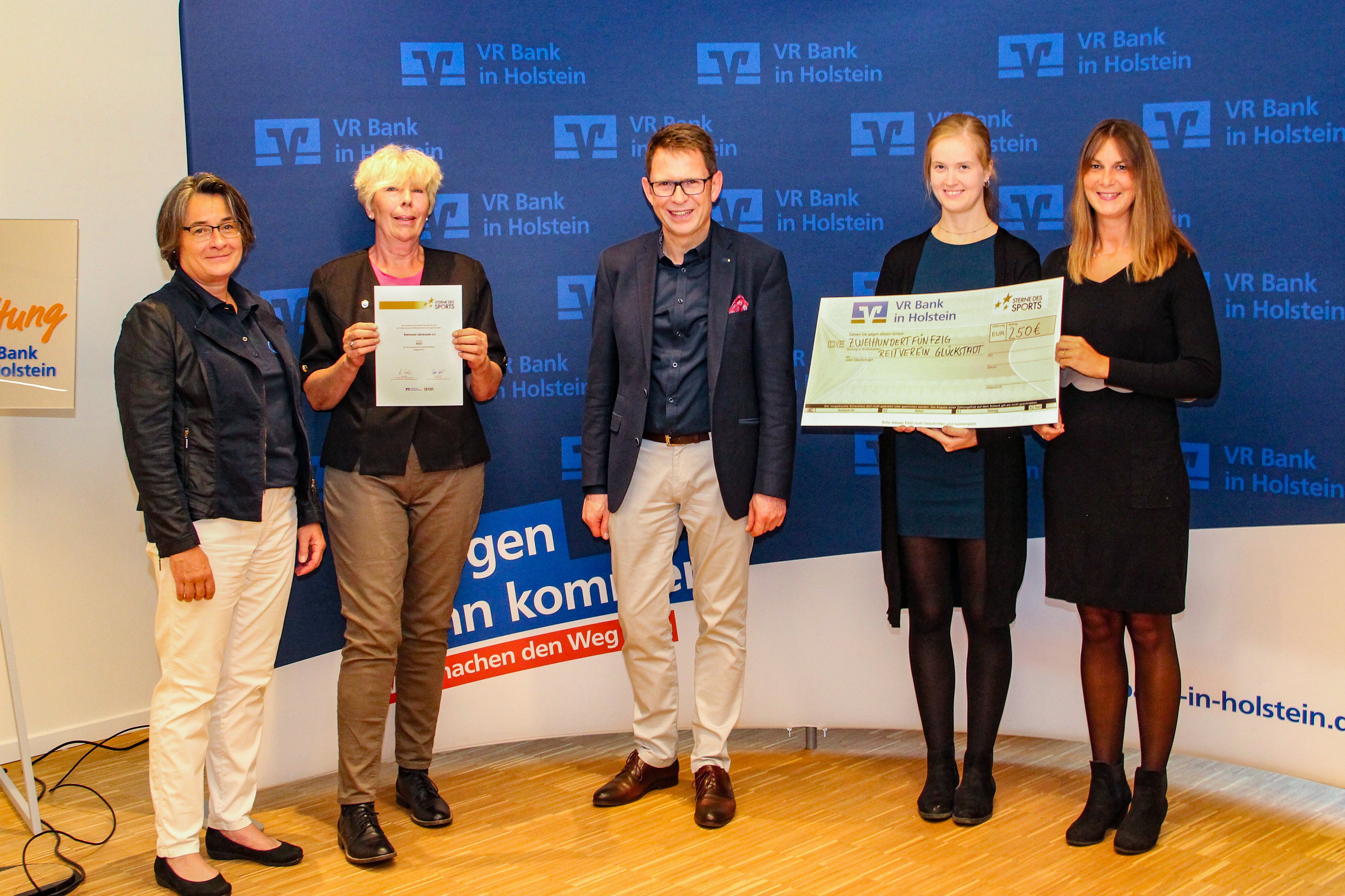 Ebenfalls € 250,- für den Reitverein Glückstadt. Bettina Fischer (l., Bürgerstiftung) und Uwe Augustin (Mitte, VR Bank) überreichen den Scheck und die Urkunde. - Foto: VR Bank in Holstein Ebenfalls € 250,- für den Reitverein Glückstadt. Bettina Fischer (l., Bürgerstiftung) und Uwe Augustin (Mitte, VR Bank) überreichen den Scheck und die Urkunde. - Foto: VR Bank in Holstein