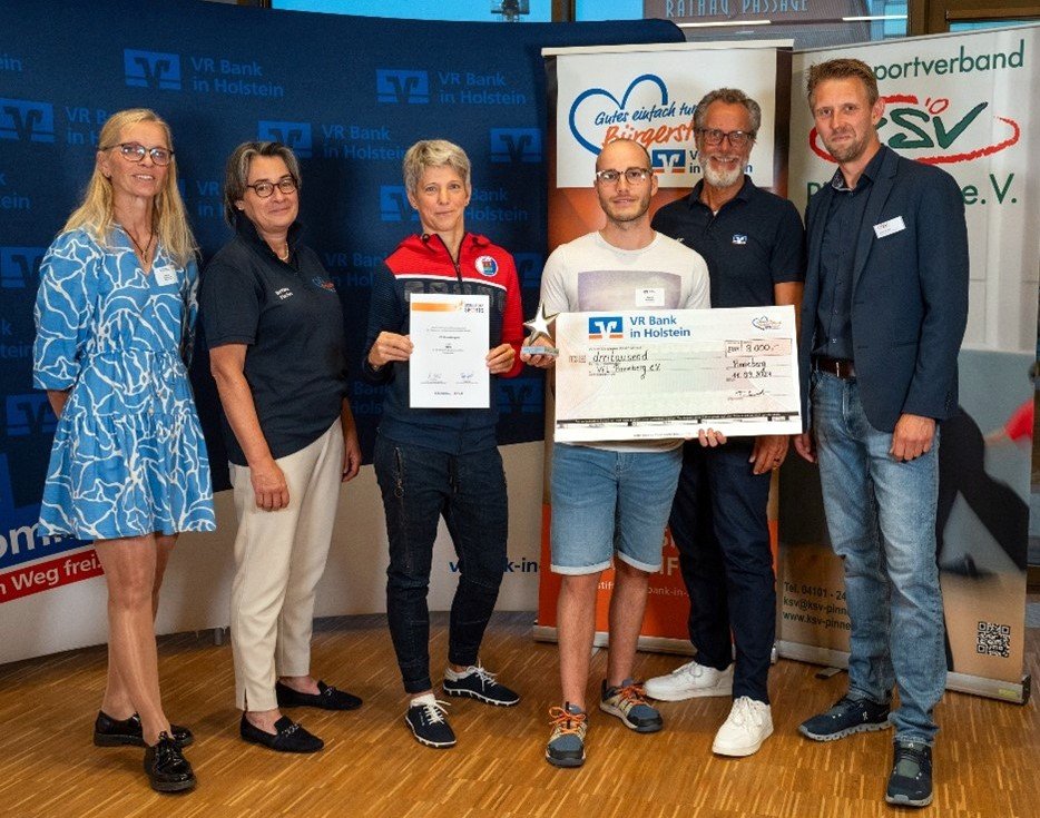 1. Platz: VfL Pinneberg mit (von li nach re): Dagmar Henningsen, stellv. Vorsitzende des Kreissportverbandes Pinneberg e.V., Bettina Fischer, Stiftungsberaterin Bürgerstiftung VR Bank in Holstein, Heid Hammerschmitt-Klatt u. Etienne Bobakeur vom VfL Pinneberg Stefan Witt, Vorstand der VR Bank in Holstein und Mark Müller, Geschäftsführer des KSV Pinneberg - Foto: VR Bank in Holstein 1. Platz: VfL Pinneberg mit (von li nach re): Dagmar Henningsen, stellv. Vorsitzende des Kreissportverbandes Pinneberg e.V., Bettina Fischer, Stiftungsberaterin Bürgerstiftung VR Bank in Holstein, Heid Hammerschmitt-Klatt u. Etienne Bobakeur vom VfL Pinneberg Stefan Witt, Vorstand der VR Bank in Holstein und Mark Müller, Geschäftsführer des KSV Pinneberg - Foto: VR Bank in Holstein