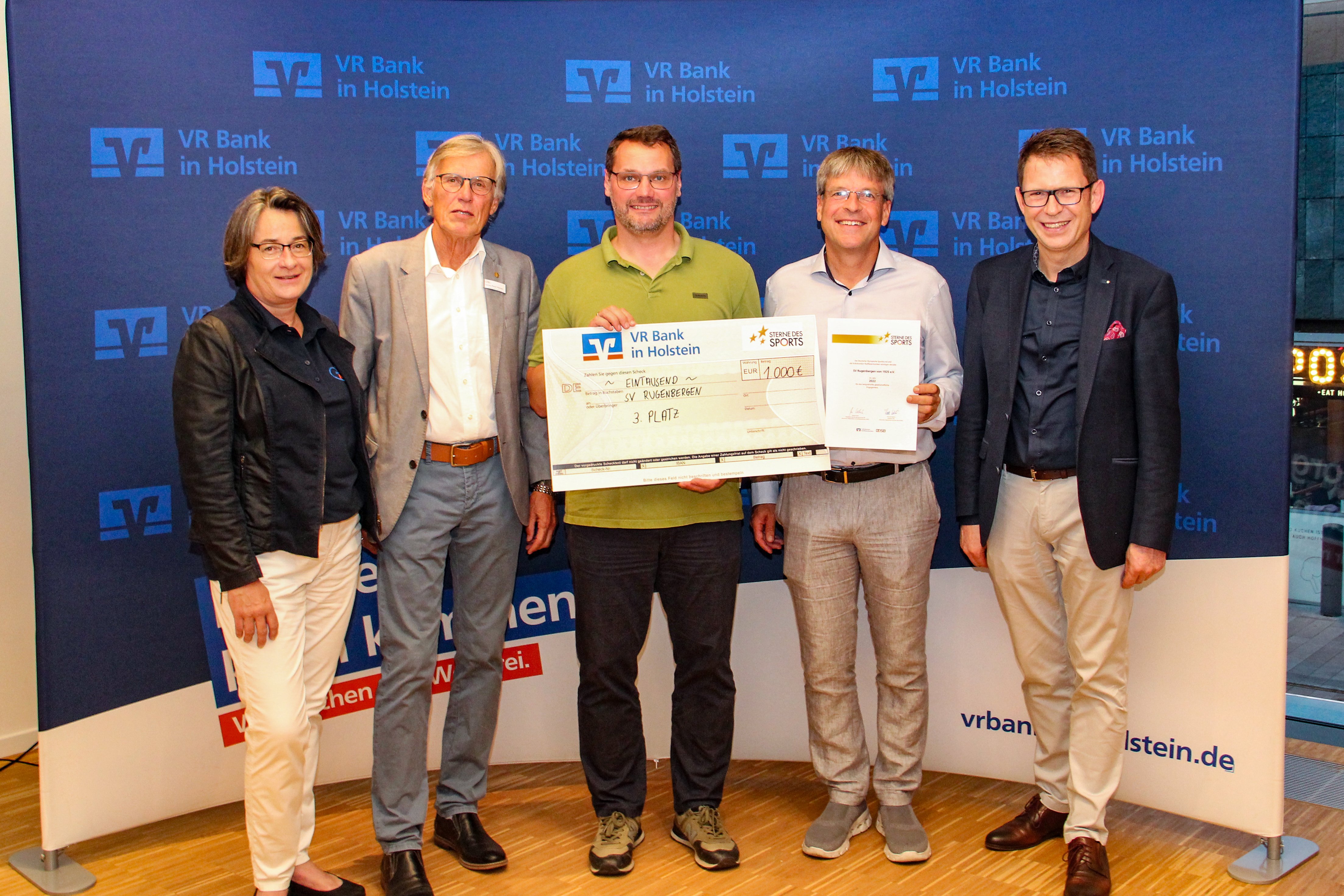 Der SV Rugenbergen freut sich über den 3. Platz und € 1.000,- Preisgeld. Bettina Fischer (l., Bürgerstiftung), Sönke-P. Hansen (2.v.l., KSV Pinneberg) und Uwe Augustin (r., VR Bank) gratulieren! - Foto: VR Bank in Pinneberg
