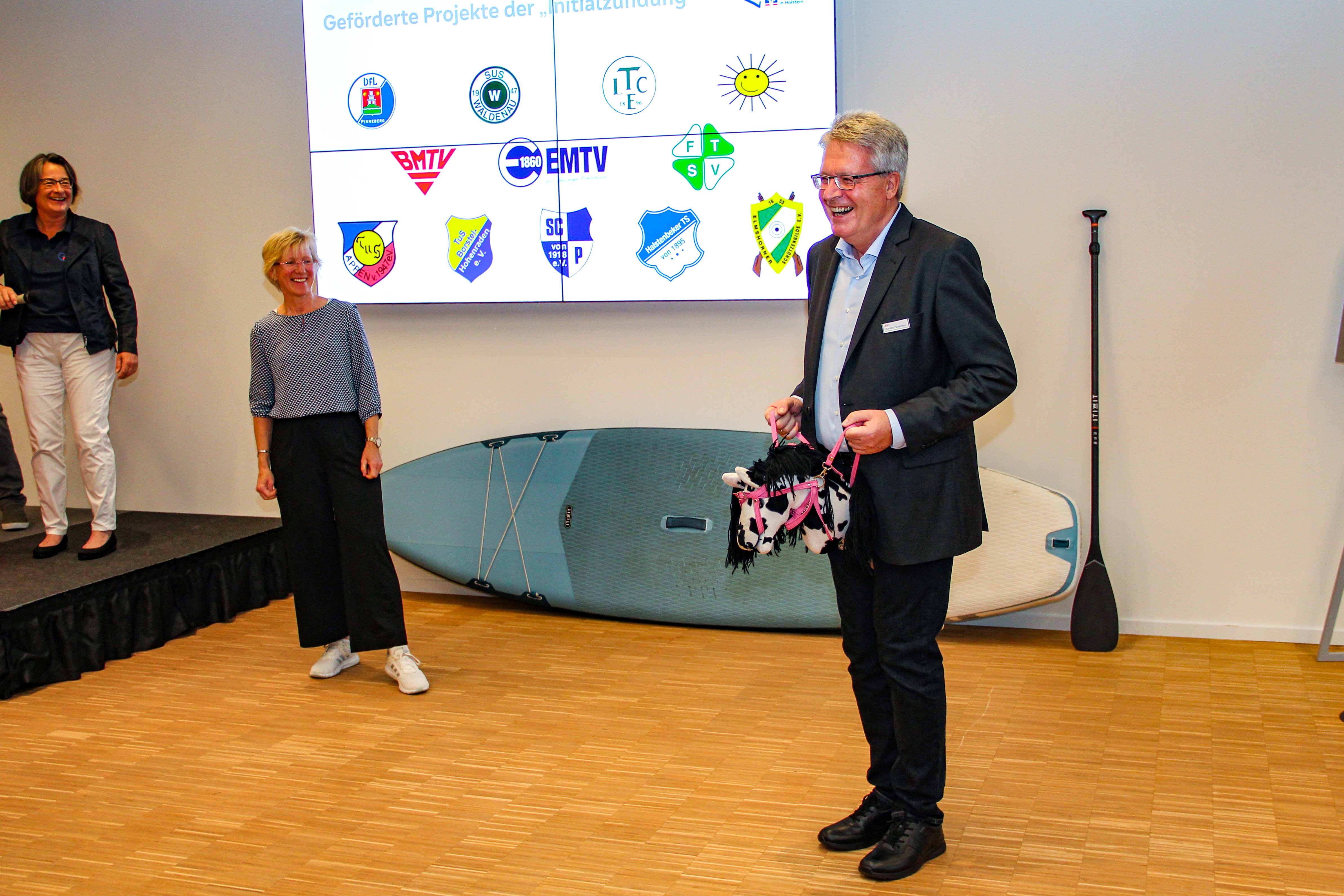 KSV Pinneberg Geschäftsführer Karsten Tiedemann zeigte nicht nur seine gewohnten Moderatorenqualitäten sondern präsentierte die Trendsportart "Hobby-Horsing" Live und in Farbe den anwesenden Gästen. - Foto: VR Bank in Holstein KSV Pinneberg Geschäftsführer Karsten Tiedemann zeigte nicht nur seine gewohnten Moderatorenqualitäten sondern präsentierte die Trendsportart "Hobby-Horsing" Live und in Farbe den anwesenden Gästen. - Foto: VR Bank in Holstein